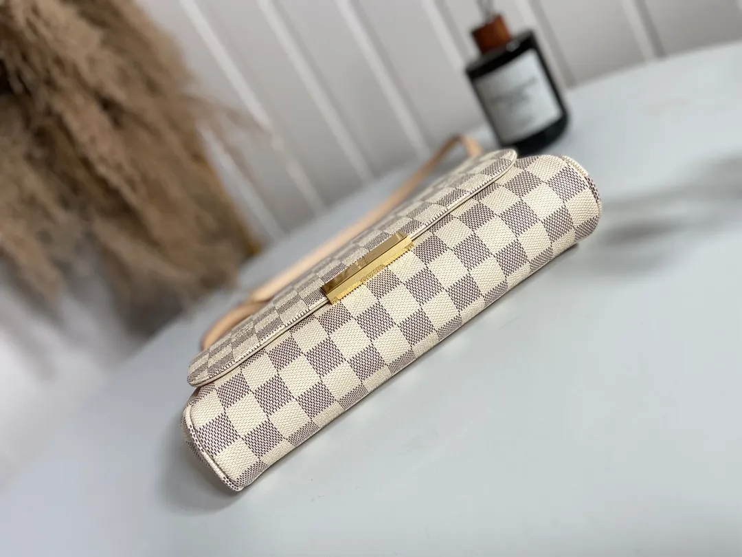 💰720 Top Original M41275 White Check ✨A small and lightweight handbag made of Monogram canvas. It is a classic style that you can carry for any occasion. The magnet adsorption buckle is more convenient to use. Customized pure bronze hardware, 100% original tree paste leather imported from Italy, size 28×17×4cm