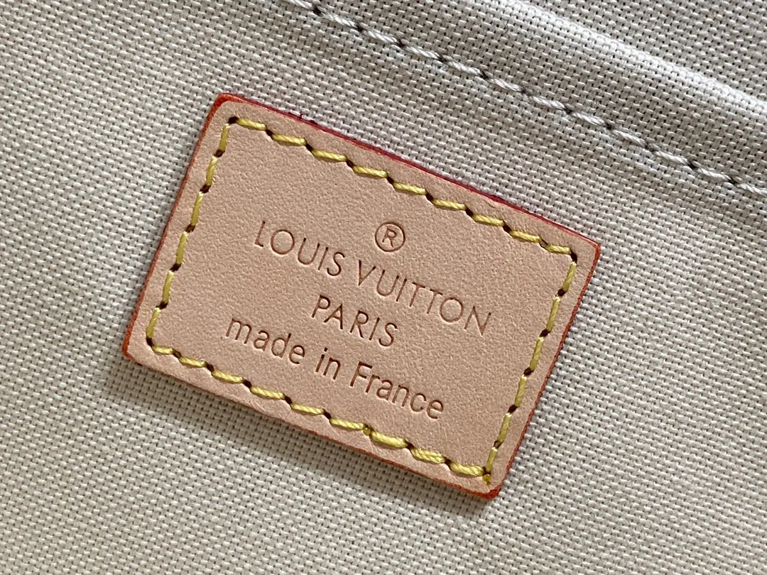 💰720 Top Original M41275 White Check ✨A small and lightweight handbag made of Monogram canvas. It is a classic style that you can carry for any occasion. The magnet adsorption buckle is more convenient to use. Customized pure bronze hardware, 100% original tree paste leather imported from Italy, size 28×17×4cm