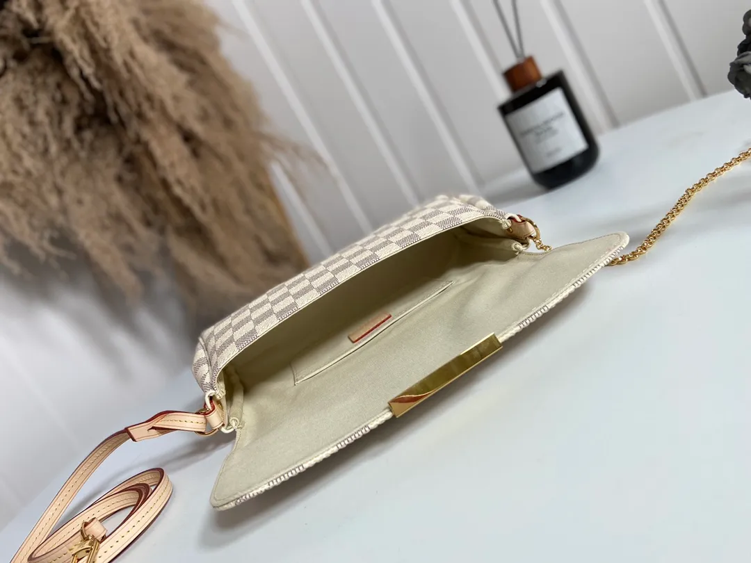 💰720 Top Original M41275 White Check ✨A small and lightweight handbag made of Monogram canvas. It is a classic style that you can carry for any occasion. The magnet adsorption buckle is more convenient to use. Customized pure bronze hardware, 100% original tree paste leather imported from Italy, size 28×17×4cm