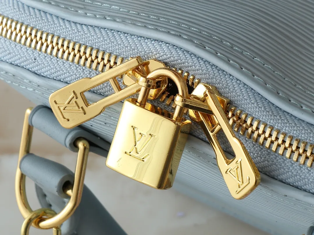 💰300💰Upgraded from the original M13670 M14197 M53152. This Alma BB handbag appears in the Louis Vuitton Top handles, a removable shoulder strap and a dazzling padlock complete the Art Deco design. Dimensions: 23.5 x 17.5 x 11.5 cm (length x height x width)