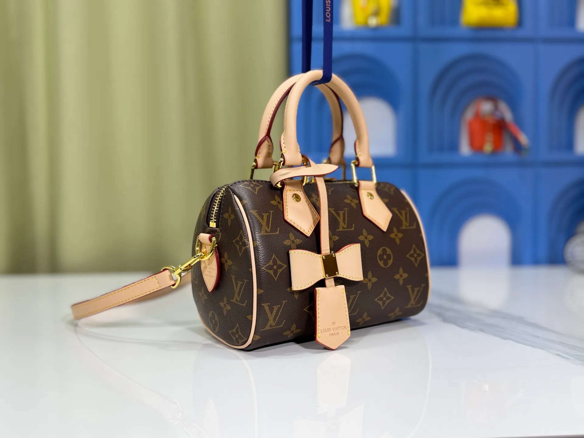 P260 Upgraded from the original version, this M46234 M46222 Speedy Bandoulière 20 handbag is made of soft coated canvas, with the full-length Monogram pattern traced in colorful rainbow tones, highlighting the smart style of the Louis Vuitton x Murakami reissue series. The Toron handle and detachable shoulder strap are constructed of cow leather, the metal corners recall classic luggage elements, and the bow-shaped key bag and padlock add brand touches. Dimensions: 20.5 x 13.5 x 12.0 cm (length x height x width)