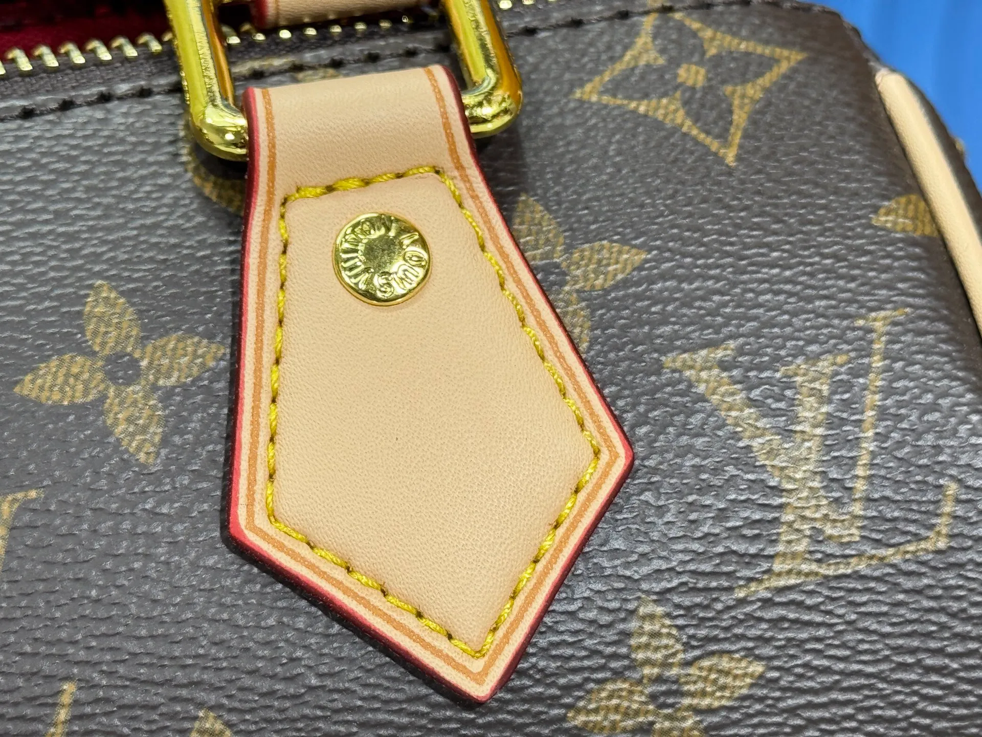 P260 Upgraded from the original version, this M46234 M46222 Speedy Bandoulière 20 handbag is made of soft coated canvas, with the full-length Monogram pattern traced in colorful rainbow tones, highlighting the smart style of the Louis Vuitton x Murakami reissue series. The Toron handle and detachable shoulder strap are constructed of cow leather, the metal corners recall classic luggage elements, and the bow-shaped key bag and padlock add brand touches. Dimensions: 20.5 x 13.5 x 12.0 cm (length x height x width)