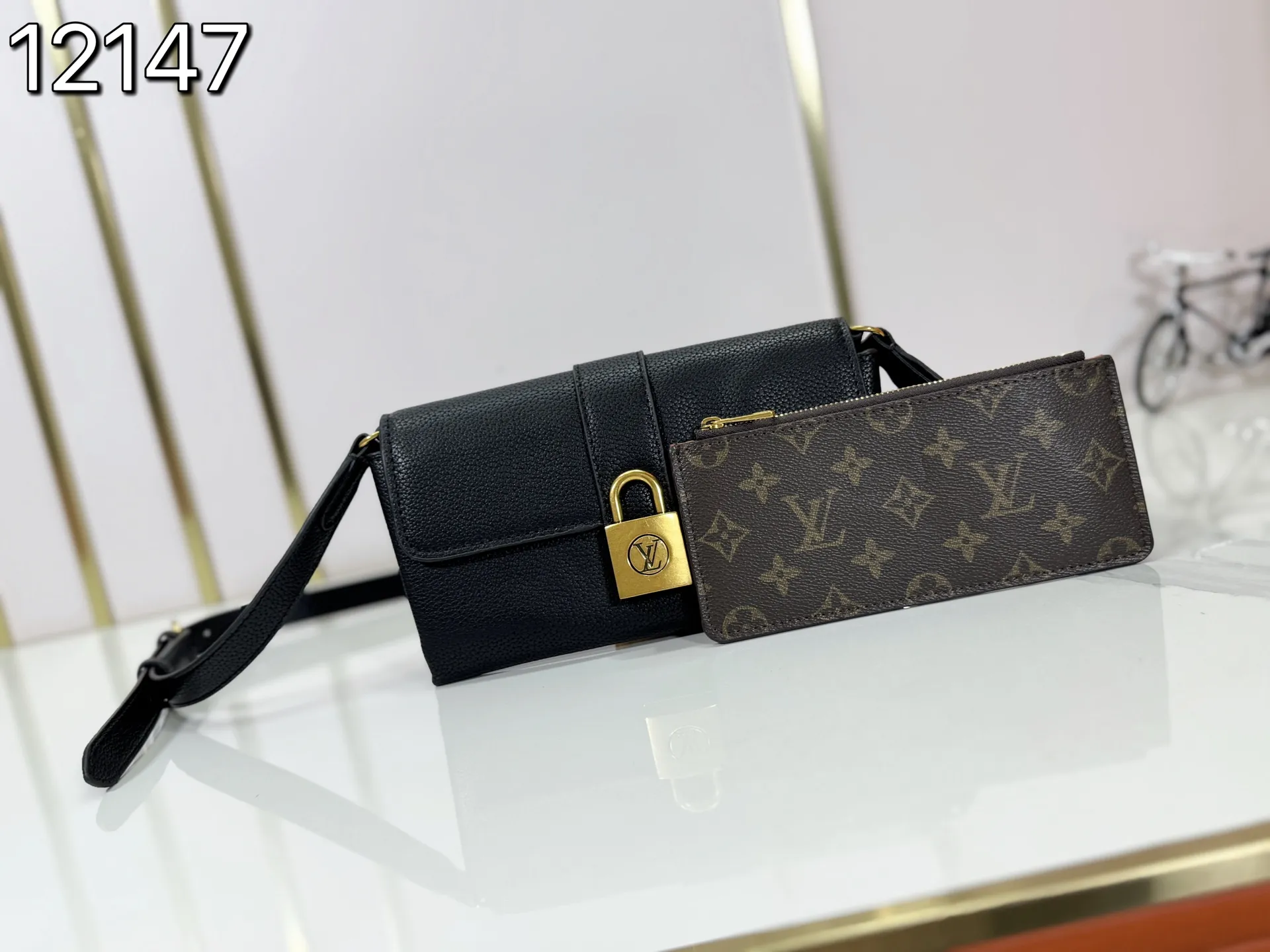 P200 Upgraded Original M12147 This Wallet On Chain handbag is made of soft cow leather, adding a functional option to the Low Key series. The removable zipper bag is cut from Monogram canvas, demonstrating the brand's exquisite craftsmanship. The creative LV lock design ensures safe placement of valuables. Dimensions: 22.0 x 13.0 x 3.5 cm (length x height x width)