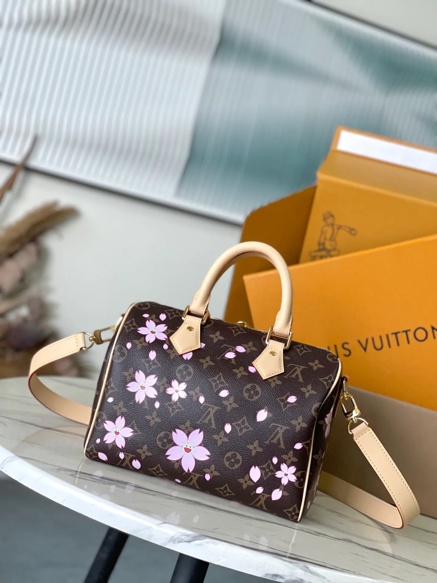 💰1000 Top Original Order M14174 This Speedy Bandouliere 25 handbag comes from the Louis Vuitton×Takashi Murakami replica series. The brand's classic Monogram coating is integrated into Murakami's clever Cherry Blossom pattern, and the same elements are continued to the detachable bag decoration.牛皮革构筑Toron手柄与可拆卸皮革肩带，双拉链和挂锁确保个人物品安全无虞。 Dimensions: 25 × 19 × 15 cm