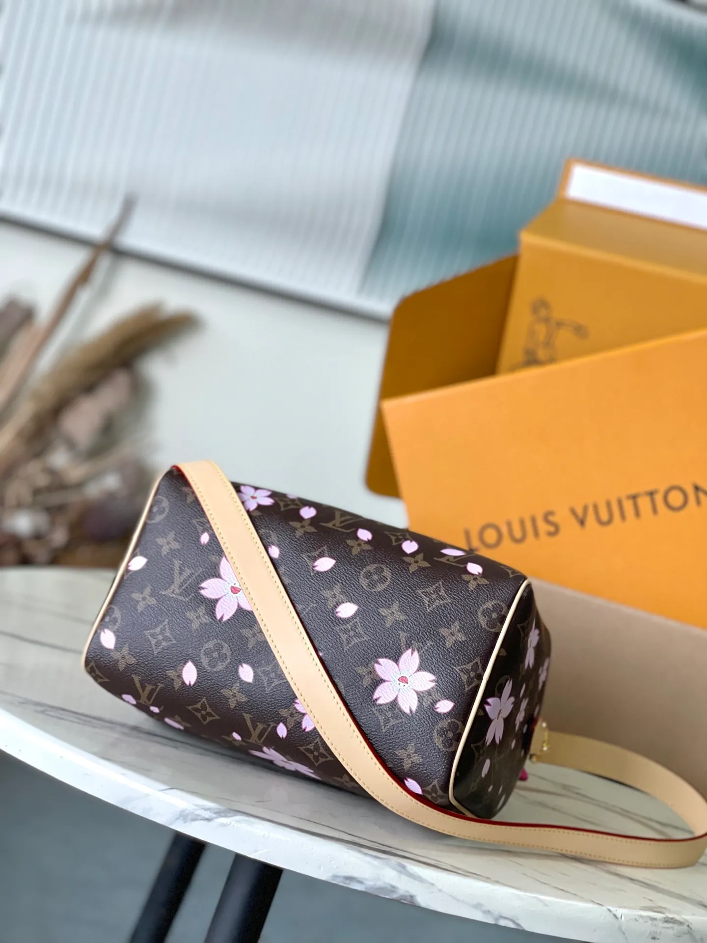 💰1000 Top Original Order M14174 This Speedy Bandouliere 25 handbag comes from the Louis Vuitton×Takashi Murakami replica series. The brand's classic Monogram coating is integrated into Murakami's clever Cherry Blossom pattern, and the same elements are continued to the detachable bag decoration.牛皮革构筑Toron手柄与可拆卸皮革肩带，双拉链和挂锁确保个人物品安全无虞。 Dimensions: 25 × 19 × 15 cm