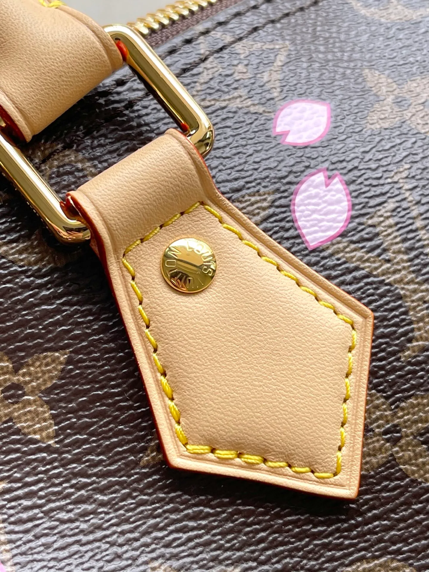 💰1000 Top Original Order M14174 This Speedy Bandouliere 25 handbag comes from the Louis Vuitton×Takashi Murakami replica series. The brand's classic Monogram coating is integrated into Murakami's clever Cherry Blossom pattern, and the same elements are continued to the detachable bag decoration.牛皮革构筑Toron手柄与可拆卸皮革肩带，双拉链和挂锁确保个人物品安全无虞。 Dimensions: 25 × 19 × 15 cm