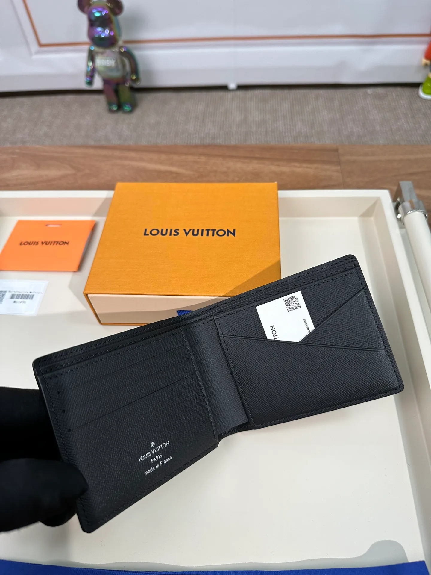 P440 M61695 [Special Authentic] Wallet is made of canvas and has multiple pockets for placing credit cards, banknotes, and invoices. 11.5X9cm