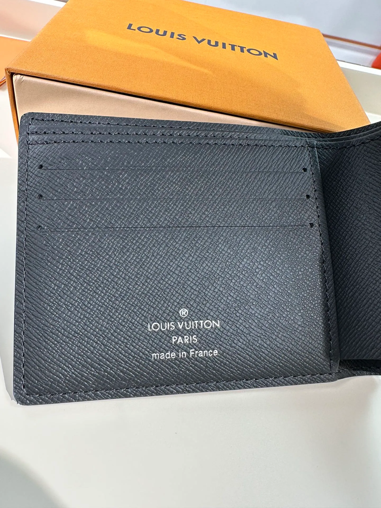 P440 M61695 [Special Authentic] Wallet is made of canvas and has multiple pockets for placing credit cards, banknotes, and invoices. 11.5X9cm