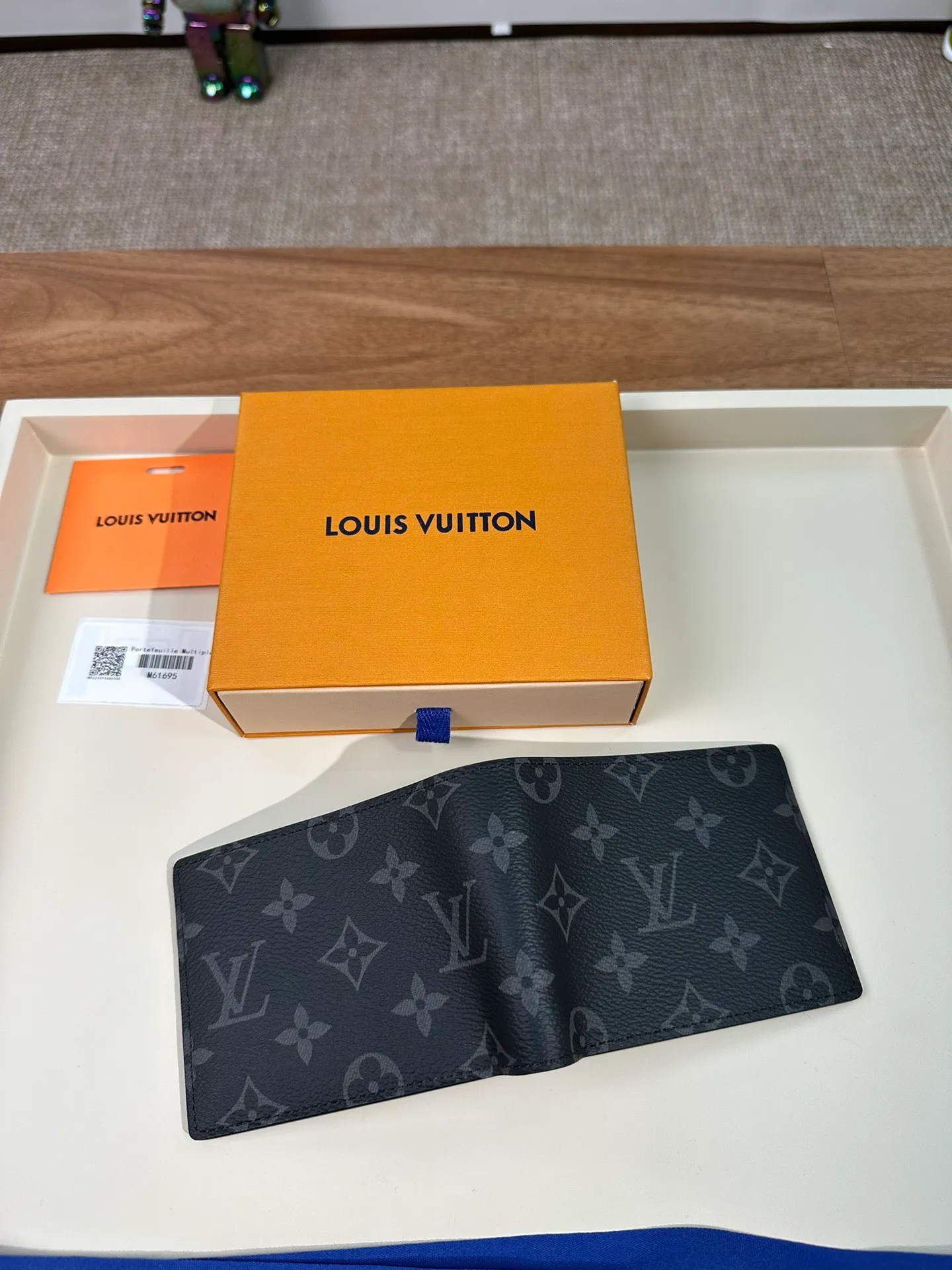 P440 M61695 [Special Authentic] Wallet is made of canvas and has multiple pockets for placing credit cards, banknotes, and invoices. 11.5X9cm
