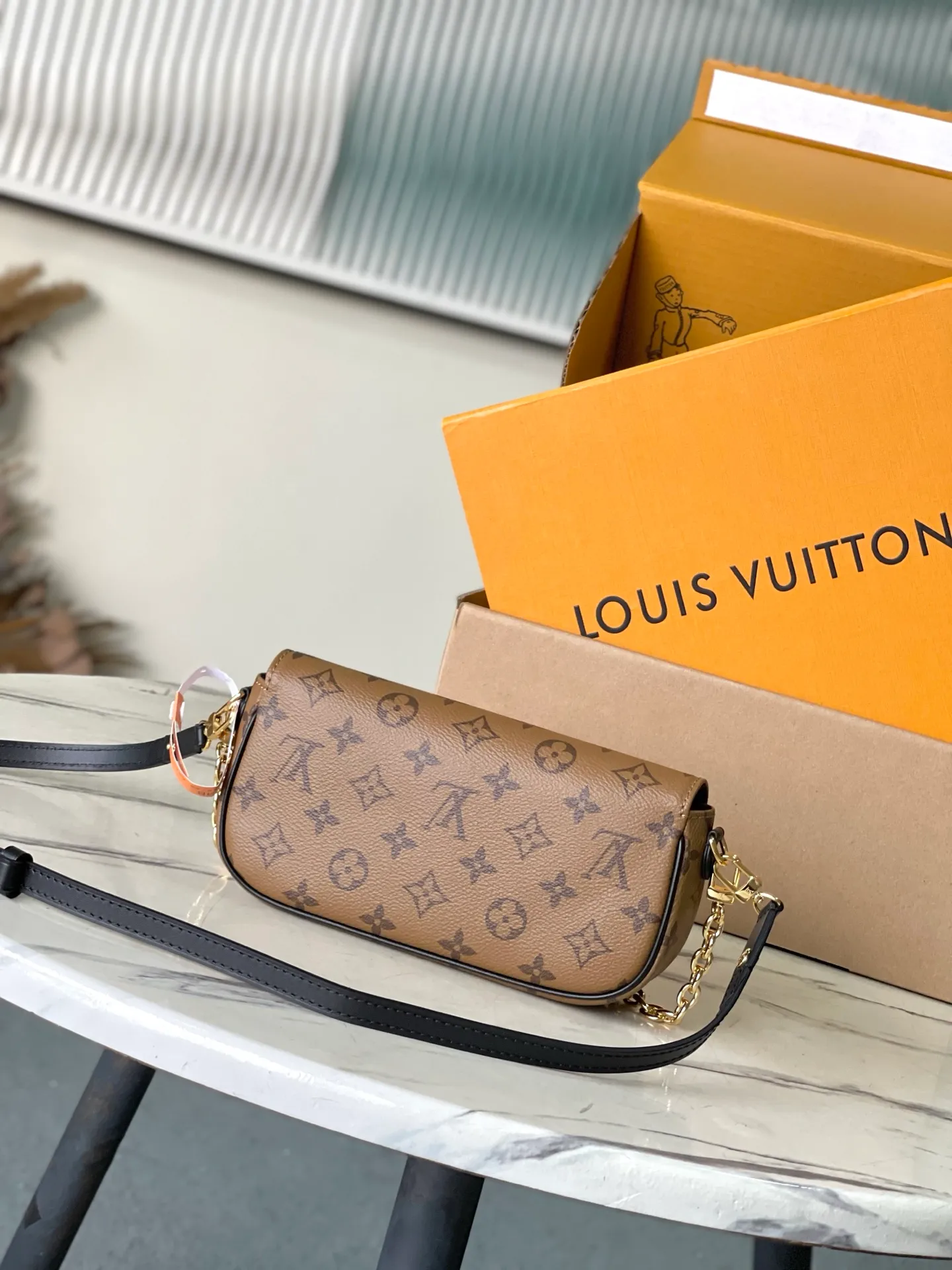 💰640 Top original order M26587 This Wallet On Chain Ivy handbag is made of Monogram Reverse canvas, cleverly showing the directional thinking of the season. The detachable metal chain complements the LV letters, and the neat interior is equipped with patch pockets and card slots to securely store daily needs. Dimensions: 23.5 × 12 × 4.3 cm