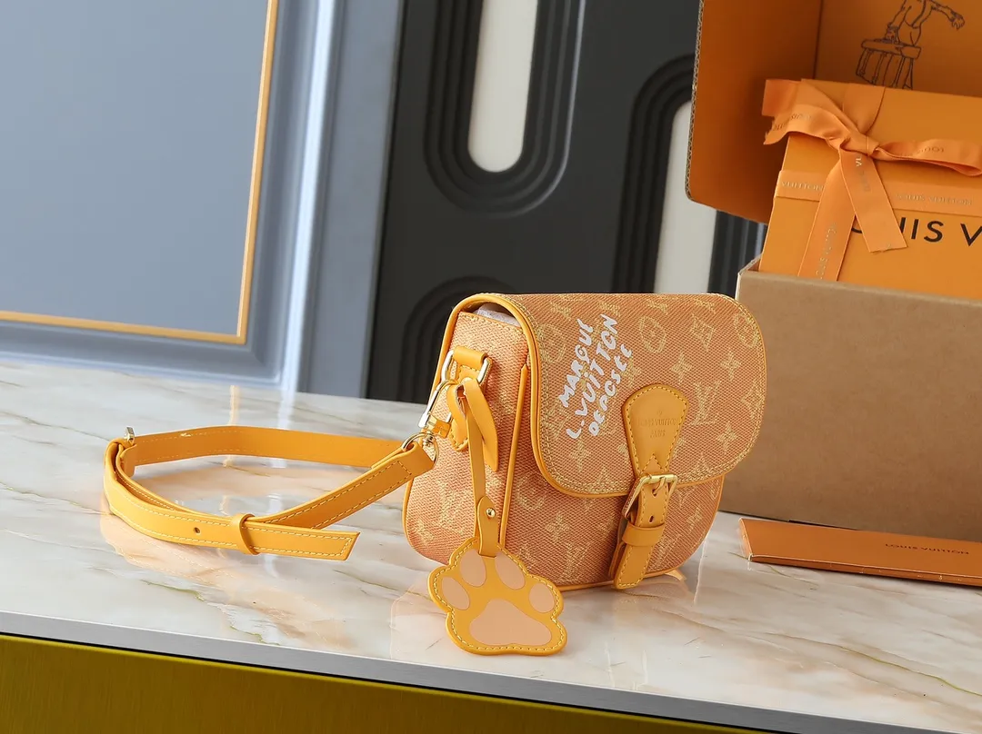 💰260💰Upgraded from the original M12694 yellow N00147 checkerboard Montsouris small messenger bag with Monogram Macassar to create ample space, making it a perfect choice for daily travel. The retro structure and leather shoulder strap can also be easily worn in formal occasions. Dimensions: 20 x 17 x 7 cm (length x height x width)