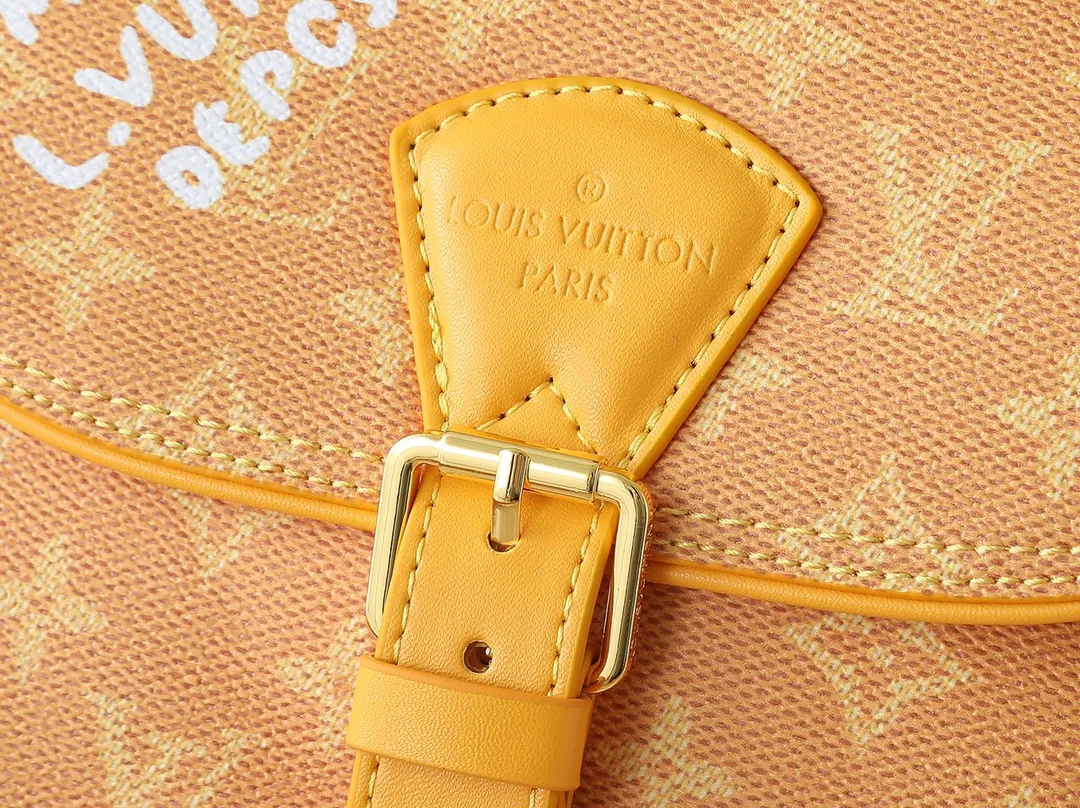 💰260💰Upgraded from the original M12694 yellow N00147 checkerboard Montsouris small messenger bag with Monogram Macassar to create ample space, making it a perfect choice for daily travel. The retro structure and leather shoulder strap can also be easily worn in formal occasions. Dimensions: 20 x 17 x 7 cm (length x height x width)