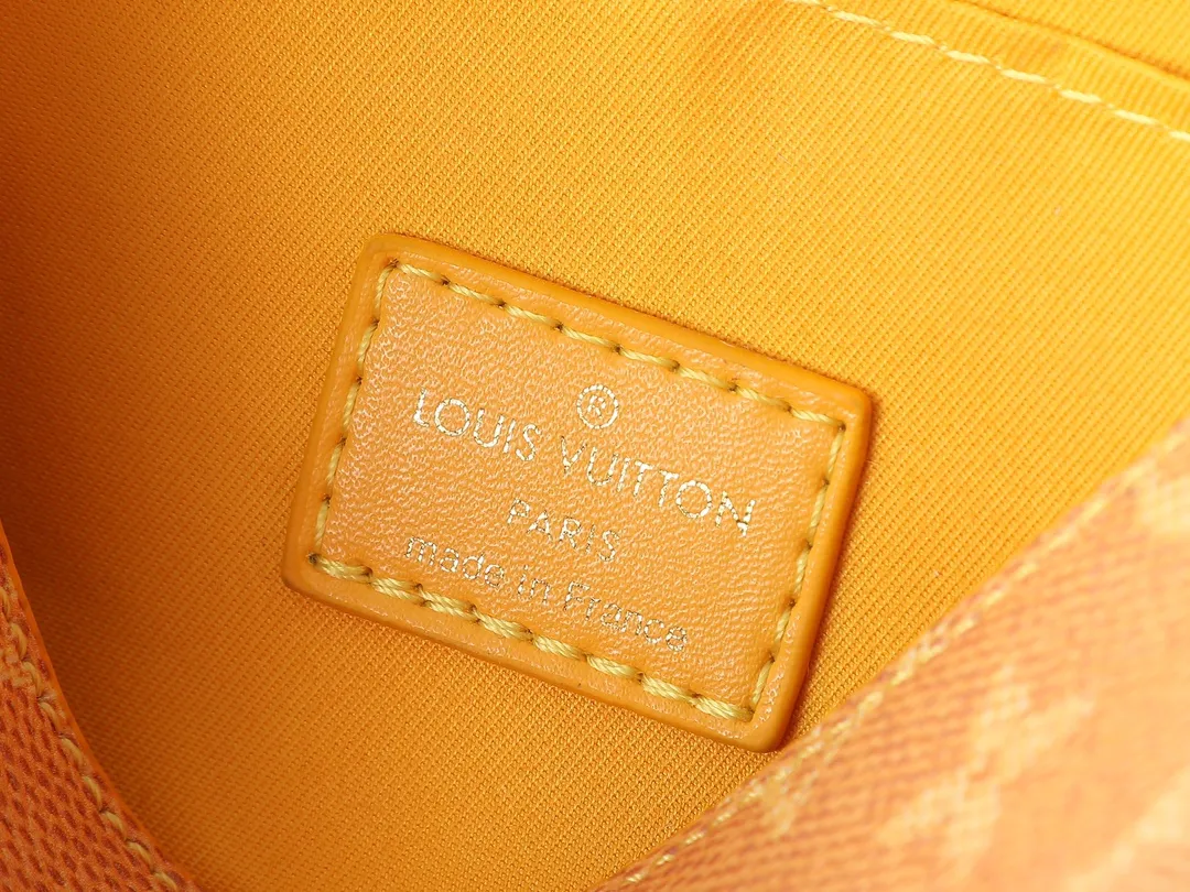 💰260💰Upgraded from the original M12694 yellow N00147 checkerboard Montsouris small messenger bag with Monogram Macassar to create ample space, making it a perfect choice for daily travel. The retro structure and leather shoulder strap can also be easily worn in formal occasions. Dimensions: 20 x 17 x 7 cm (length x height x width)