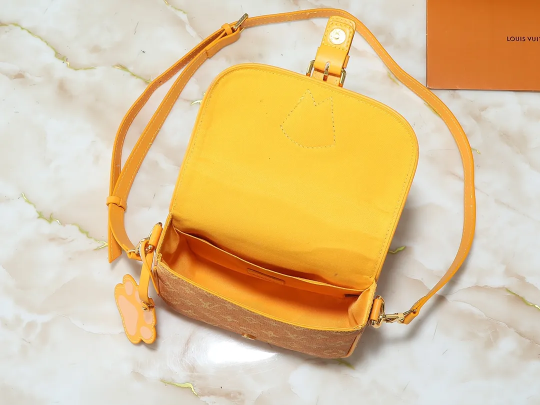 💰260💰Upgraded from the original M12694 yellow N00147 checkerboard Montsouris small messenger bag with Monogram Macassar to create ample space, making it a perfect choice for daily travel. The retro structure and leather shoulder strap can also be easily worn in formal occasions. Dimensions: 20 x 17 x 7 cm (length x height x width)