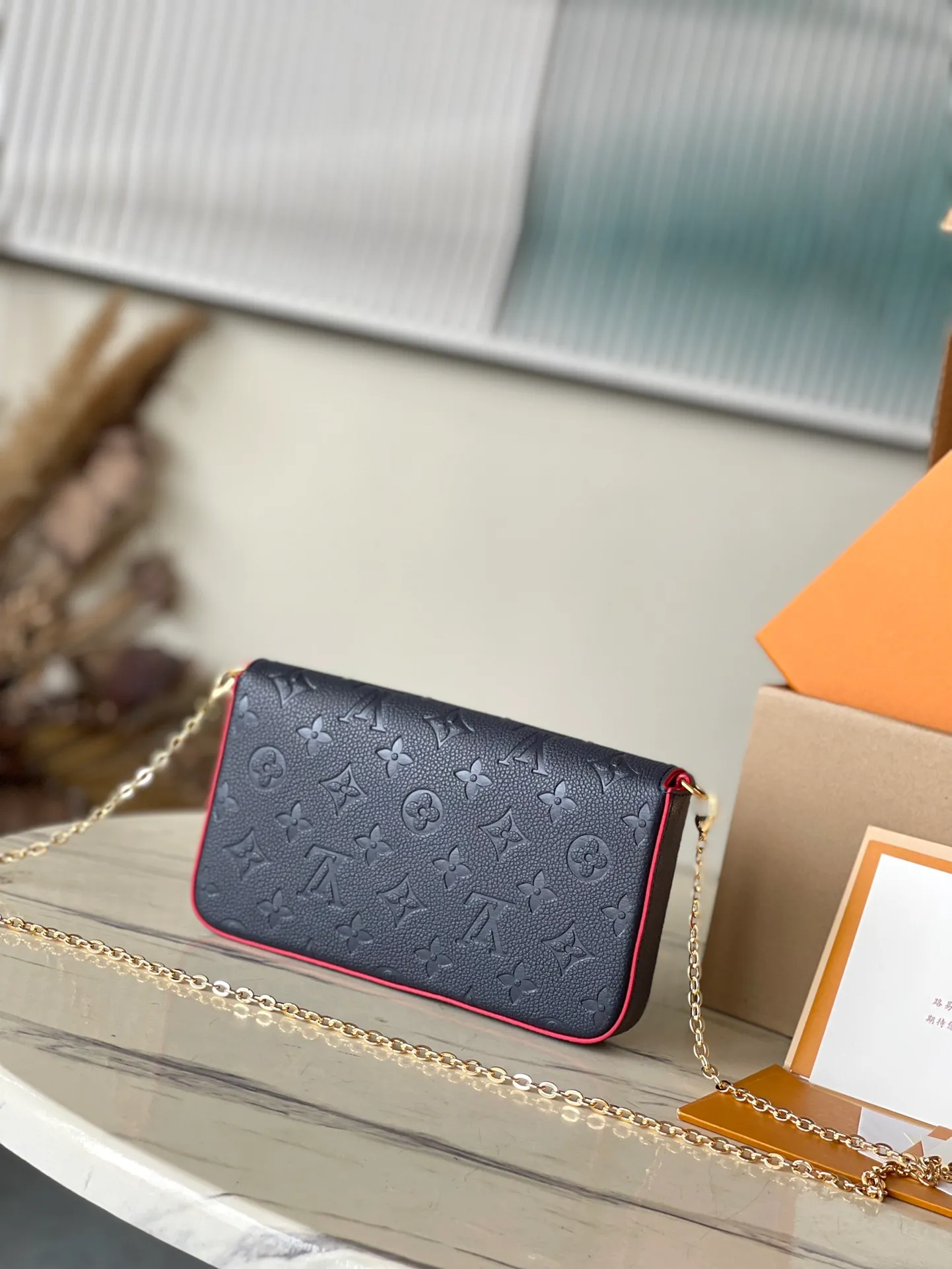 💰740 (top layer leather) top original order M64099 navy blue. Support counter inspection. Photos taken of duty-free goods are consistent with the product without unpacking. This product is an exclusive duty-free product in the market and is the highest-end product. Inspection is supported. This product has passed strict inspection and is flawless. Please wear gloves when touching the product. This product is not returnable or exchangeable. Please confirm the product first and then remove the label on the handle. This product is temporarily not open to the public, only regular customers, and is in short supply. Dimensions: 25 x 14.5 x 4.5 cm