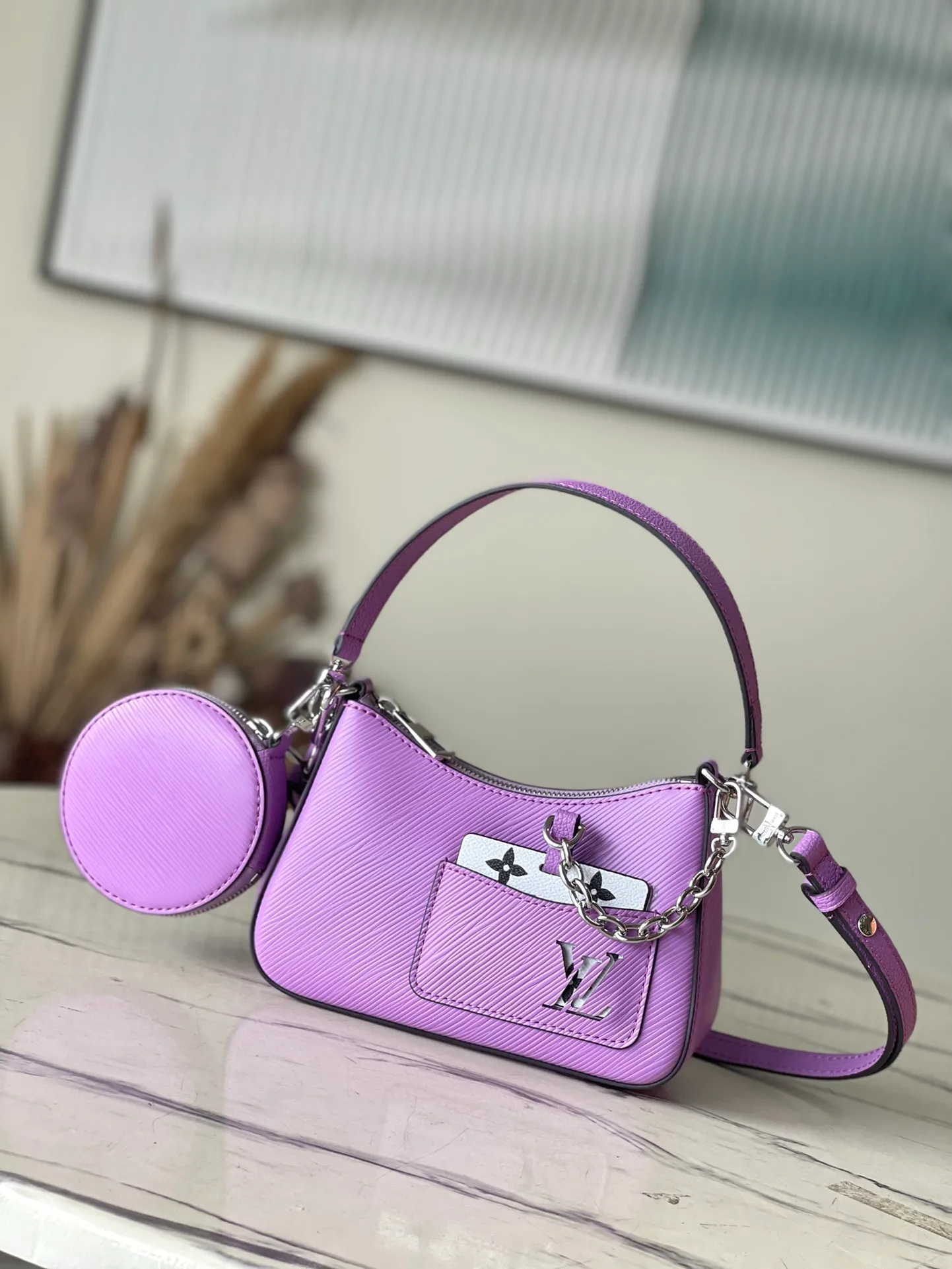 💰1300 (top layer leather) top original order M20998 The purple Marellini handbag uses the iconic Epi leather, integrating the smart elements of the Marelle handbag into a more compact configuration. The round coin purse can be removed at will and fixed to the bag's mirror-studded front patch pocket via a chain. Dimensions: 19×13.5×6.5 cm