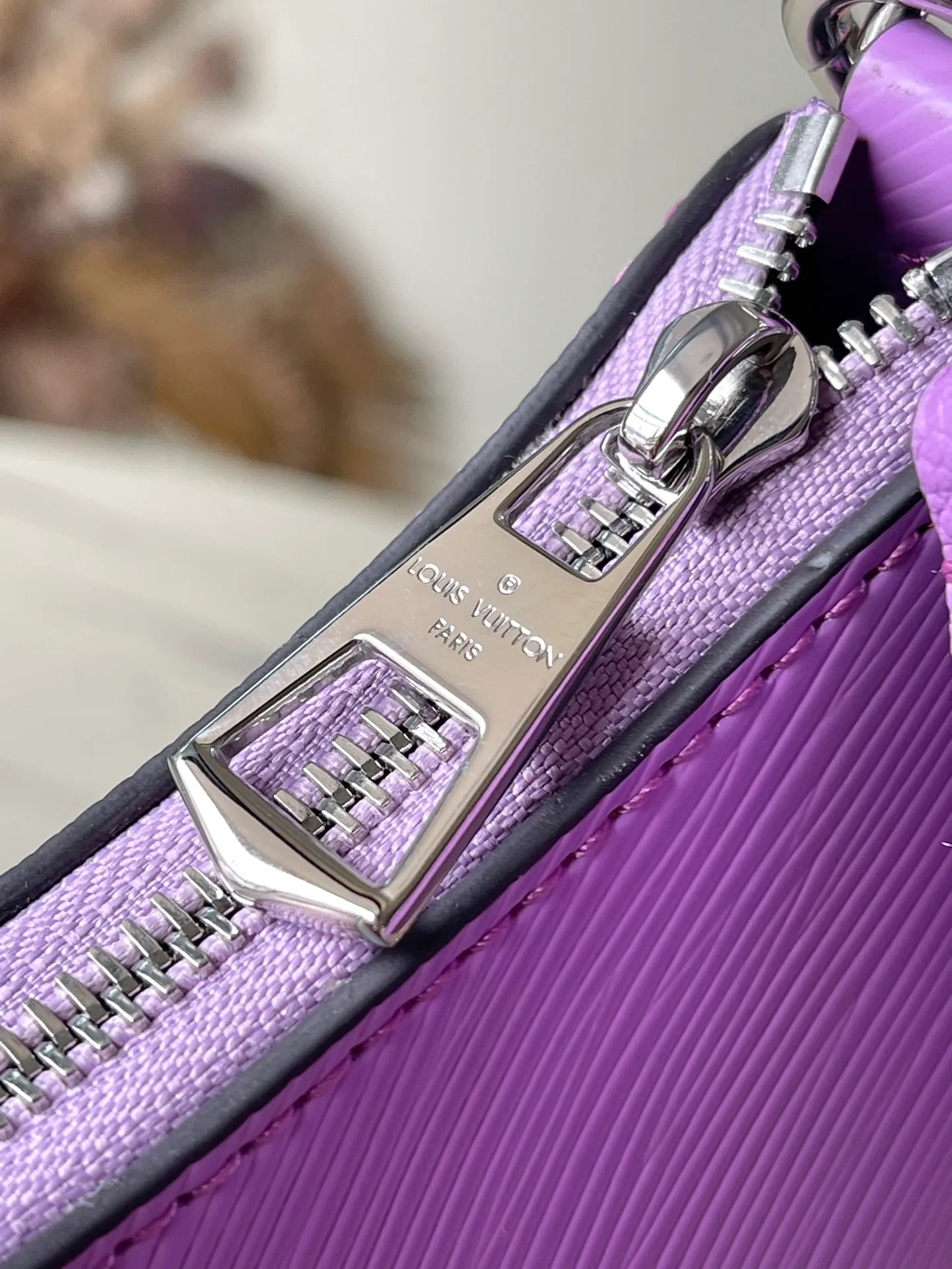 💰1300 (top layer leather) top original order M20998 The purple Marellini handbag uses the iconic Epi leather, integrating the smart elements of the Marelle handbag into a more compact configuration. The round coin purse can be removed at will and fixed to the bag's mirror-studded front patch pocket via a chain. Dimensions: 19×13.5×6.5 cm