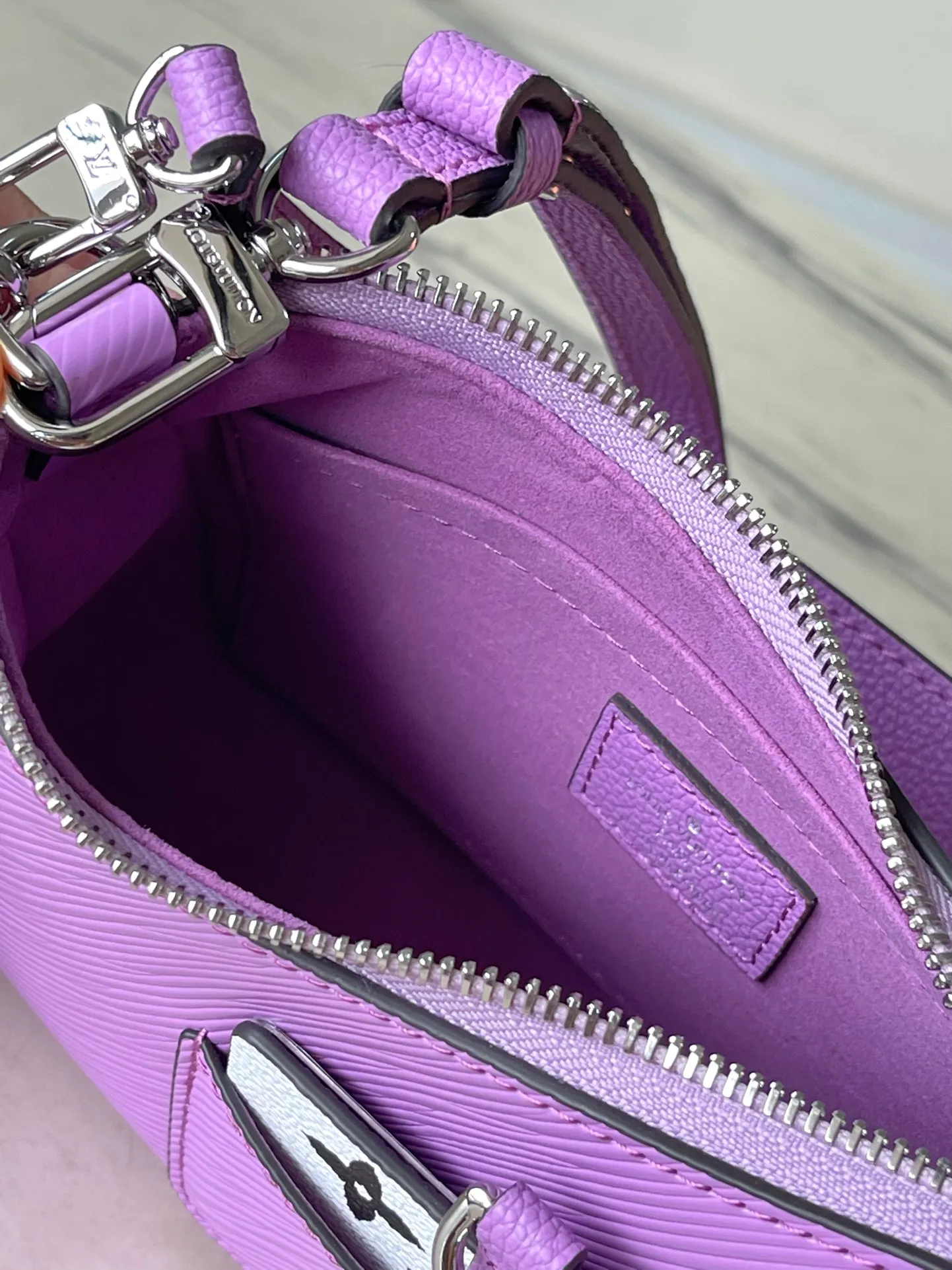 💰1300 (top layer leather) top original order M20998 The purple Marellini handbag uses the iconic Epi leather, integrating the smart elements of the Marelle handbag into a more compact configuration. The round coin purse can be removed at will and fixed to the bag's mirror-studded front patch pocket via a chain. Dimensions: 19×13.5×6.5 cm