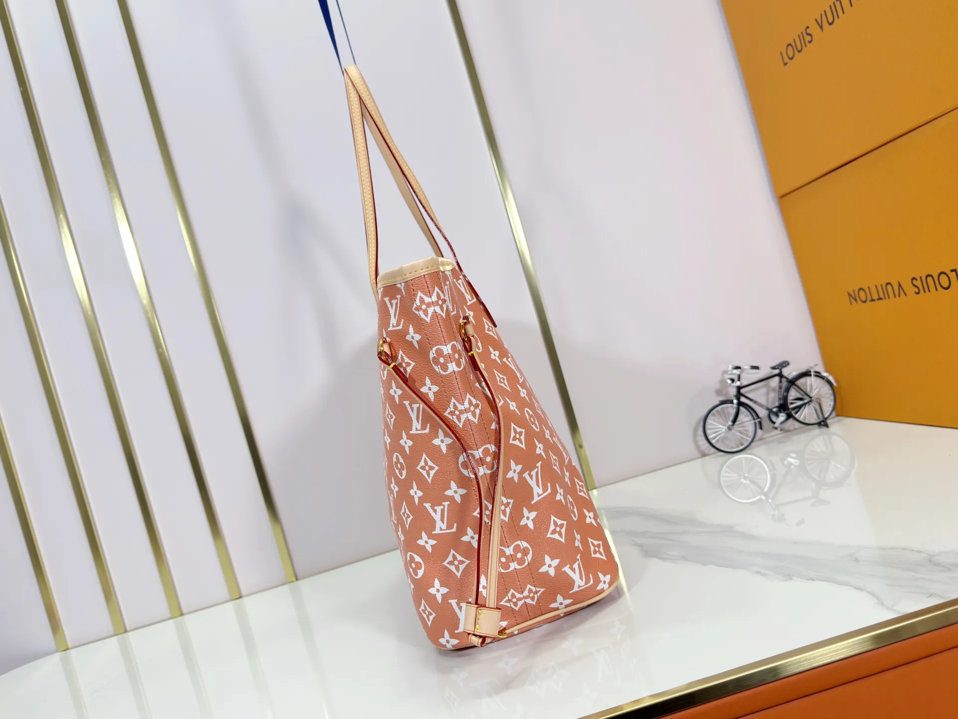 P280 Upgraded Original M40995 The legendary Neverfull bag always meets your every handbag need. It has a large capacity but is not bulky. It is stiff and soft to the touch, making it suitable for home and travel. Tighten the side ties and it instantly transforms into a stylish urban handbag. Loosen the straps and it transforms into a chic and practical handbag. The slender leather handle can be carried over the shoulder or between the arms. The model shown here is made of Damier Ebène canvas. Dimensions: 31.0 x 28.0 x 14.0 cm