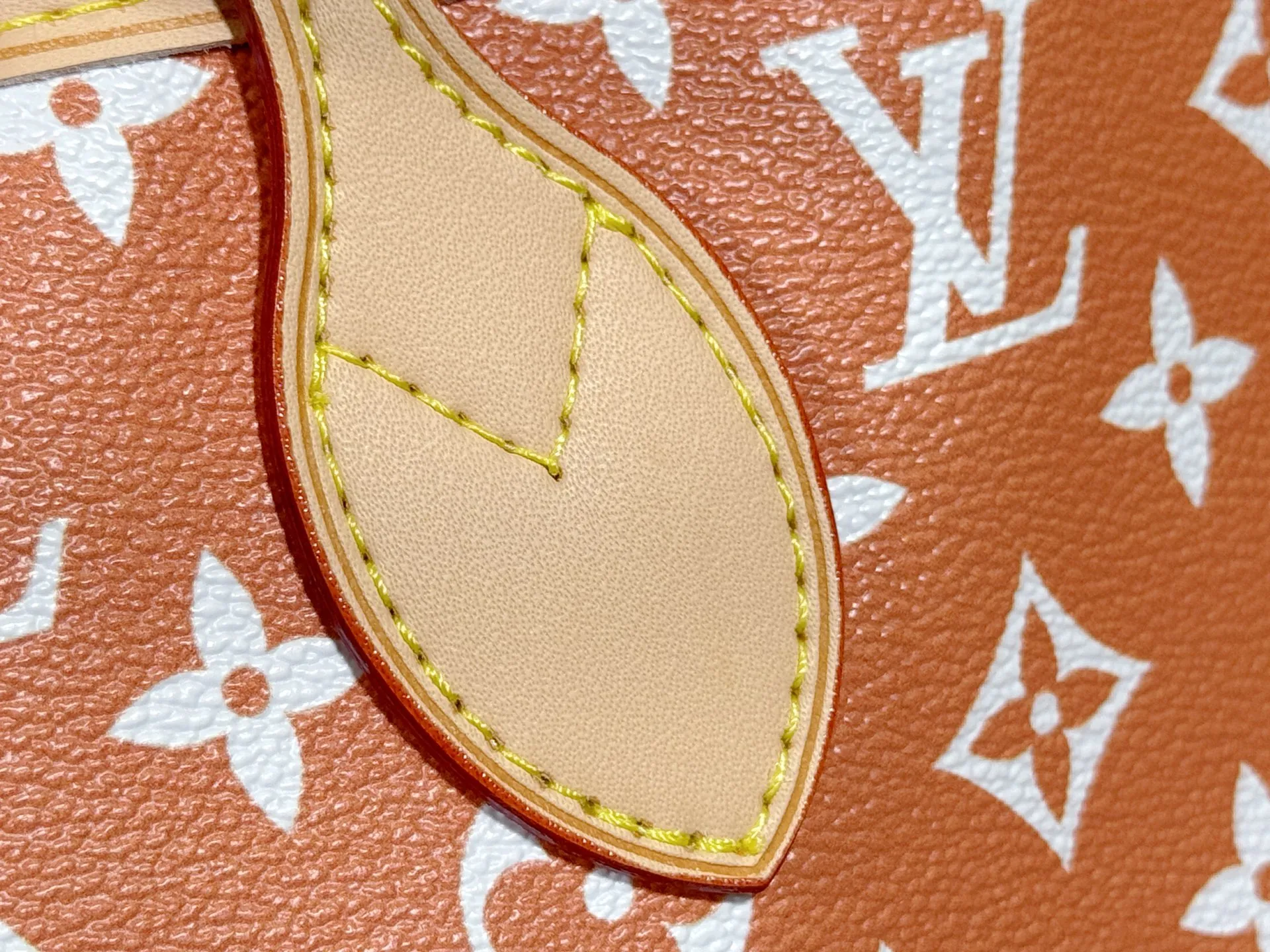 P280 Upgraded Original M40995 The legendary Neverfull bag always meets your every handbag need. It has a large capacity but is not bulky. It is stiff and soft to the touch, making it suitable for home and travel. Tighten the side ties and it instantly transforms into a stylish urban handbag. Loosen the straps and it transforms into a chic and practical handbag. The slender leather handle can be carried over the shoulder or between the arms. The model shown here is made of Damier Ebène canvas. Dimensions: 31.0 x 28.0 x 14.0 cm