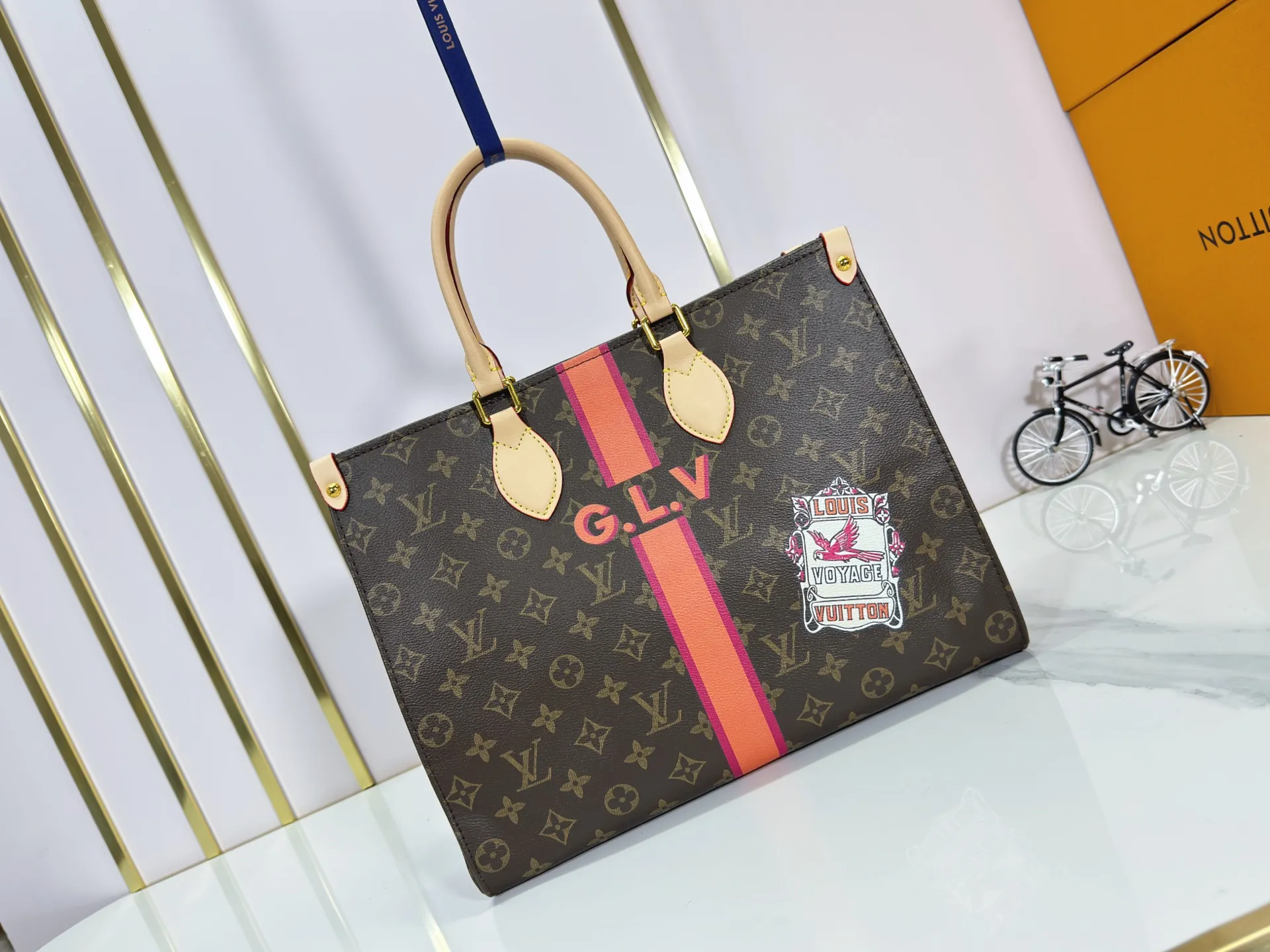 P260 Upgraded original version M01898 M01900 M01922 M45039 M45571 This OnTheGo medium handbag is made of Monogram canvas to achieve a "two-in-one" design. Customized elements of the Mon Monogram series can be added at will to interpret exclusive fashion with individuality and ingenuity. The Toron handle and shoulder strap allow for a variety of carrying options, making it ideal for business or shopping. Dimensions: 35.0 x 27.0 x 14.0 cm (length x height x width)