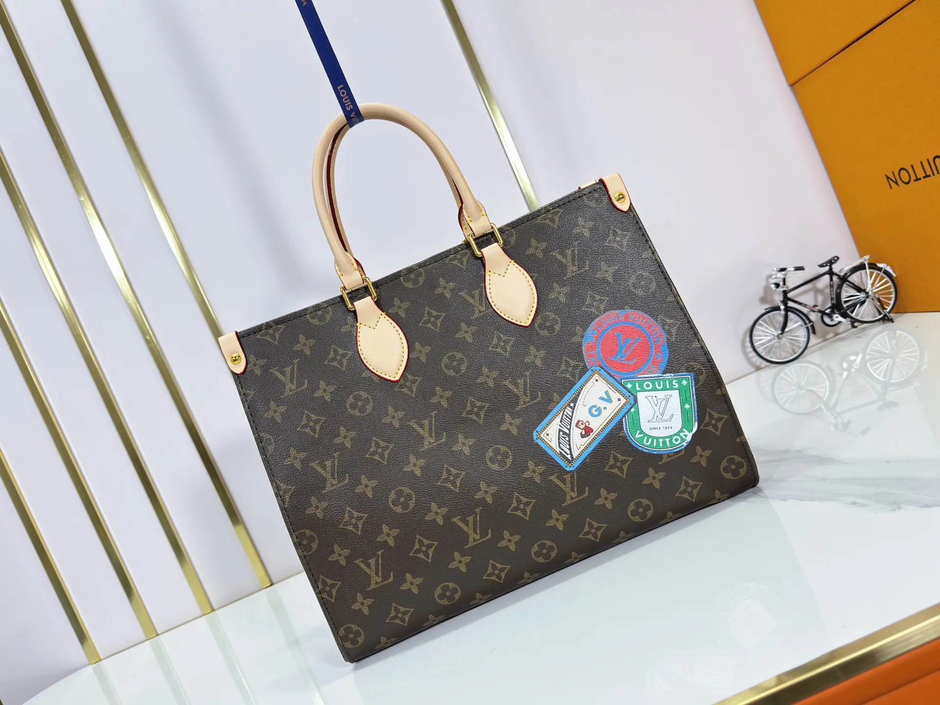 P260 Upgraded original version M01898 M01900 M01922 M45039 M45571 This OnTheGo medium handbag is made of Monogram canvas to achieve a "two-in-one" design. Customized elements of the Mon Monogram series can be added at will to interpret exclusive fashion with individuality and ingenuity. The Toron handle and shoulder strap allow for a variety of carrying options, making it ideal for business or shopping. Dimensions: 35.0 x 27.0 x 14.0 cm (length x height x width)