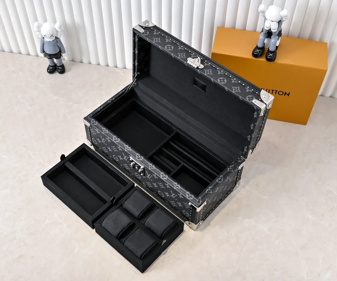 💰1240 Guangzhou top original M20209 treasure box [exclusive photo, upgraded original] can hold watches and jewelry. This treasure box is made of classic Monogram canvas. It is equipped with a removable tray to hide valuables.  -38.0*18.0cm✅ -Two storage layers✅ ​​-Partitioned in the middle. Can store valuables✅ -Push open the automatic pop-up lock✅ -Lined with velvet✅ -Silver metal/hardware✅ -Extreme workmanship, every detail is just right✅ -Purely handmade, every small nail is clearly in place,✅ LOUIS VUITTON hard box is like a treasure box that travels through history. Its sturdiness is a symbol of Louis Vuitton's traditional exquisite craftsmanship✅