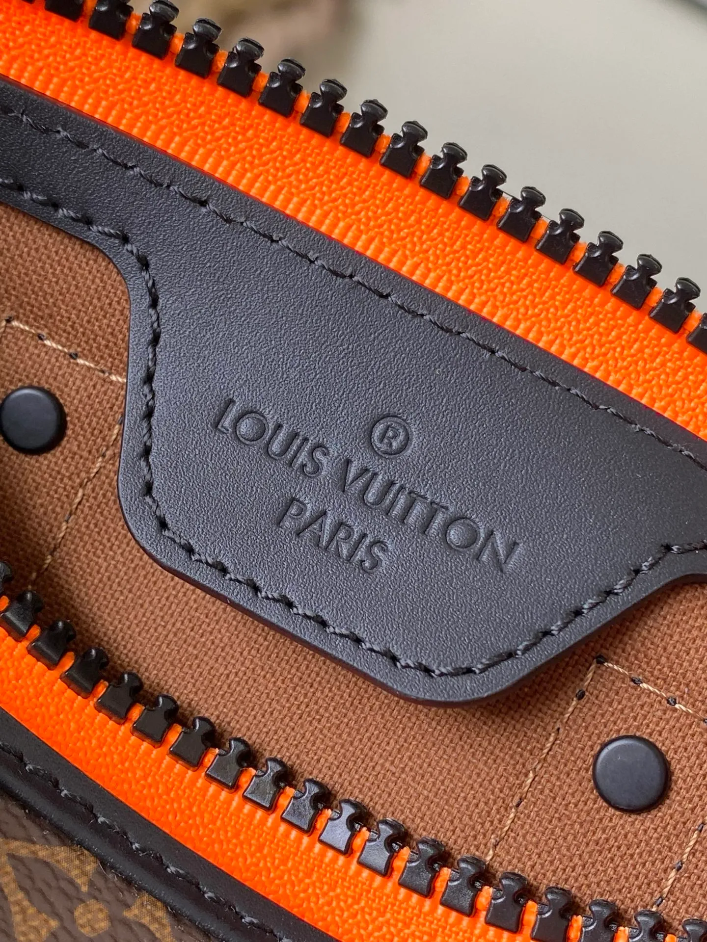 💰840 Top Original M80201 This Keepall Nano men's handbag is a compact version of the brand's original soft travel bag launched in 1930, combining Monogram canvas with black matte leather. A pop of neon orange next to the edge of the zipper makes this classic look pop. The embroidered patches feature cartoon characters from the “Zoom with friends” animated short created by menswear artistic director Virgil Abloh. Dimensions: 12 x 21 x 9 cm