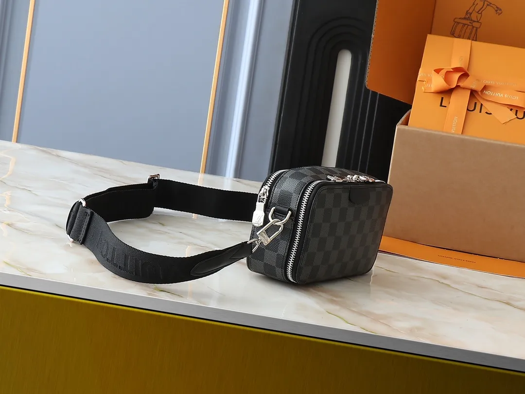 💰240💰Upgraded from the original M81260 M80741 M59161 Alpha Wearable handbag combines Monogram Eclipse coated canvas and leather trim, with wide mouth opening and side gussets for easy access, suitable for storing mobile phones and wallets, etc. The detachable and adjustable shoulder strap allows for a variety of carrying options. Dimensions: 18.5×11×6.5cm