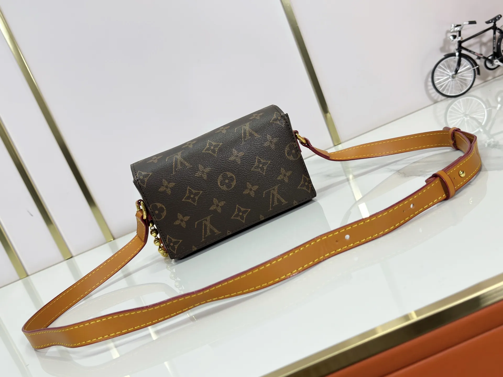 P220 Upgraded original M14738 This Steamer mini handbag is made of Monogram canvas, with distressed cow leather trim and dazzling metal parts. The new square lock snaps back to Pharrell Williams' signature Damier pattern, the delicate key connects to the intricate beaded chain, and the adjustable shoulder strap allows for shoulder or cross-body wear. Dimensions: 18 × 11 × 6.5 cm