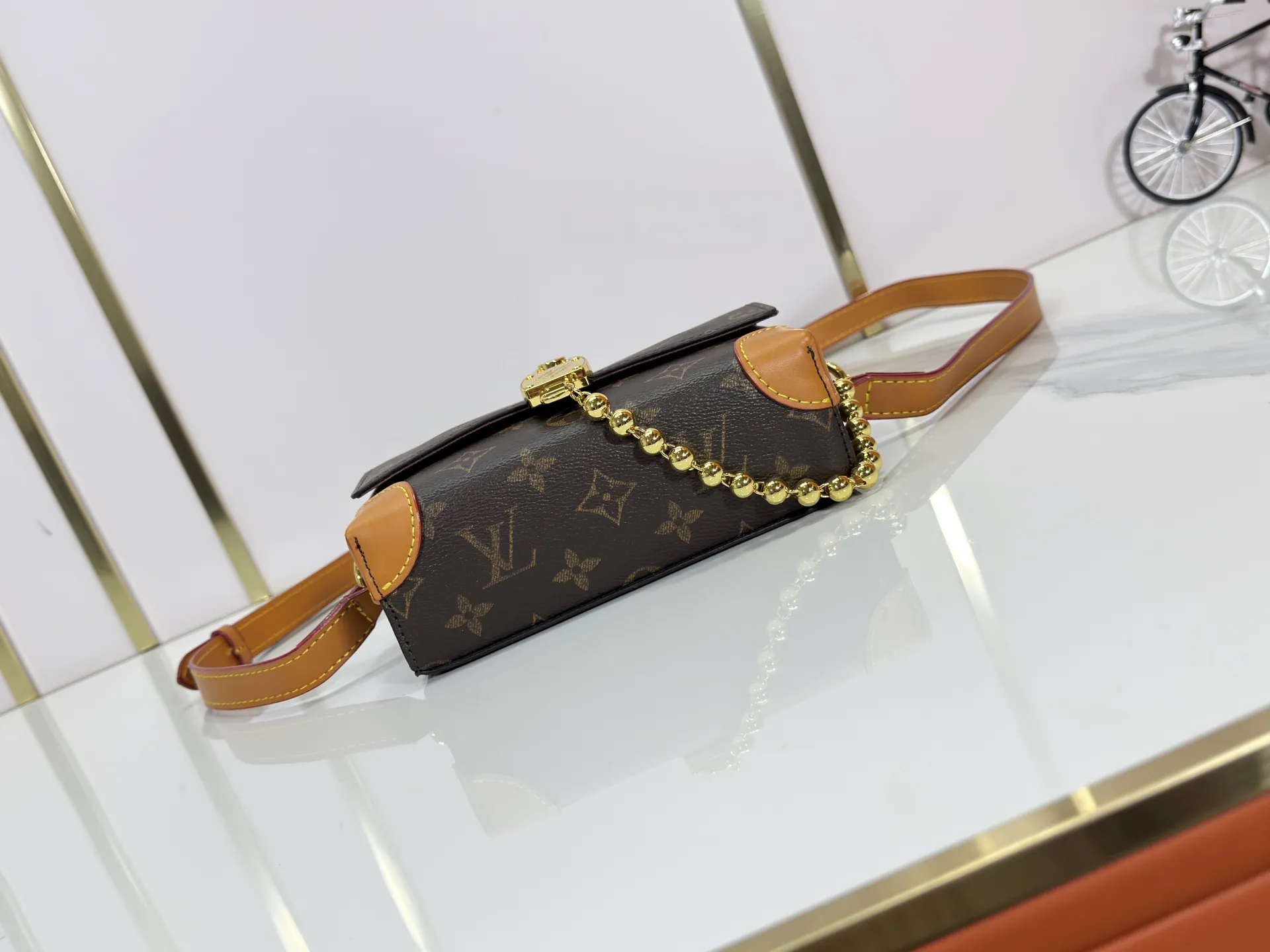 P220 Upgraded original M14738 This Steamer mini handbag is made of Monogram canvas, with distressed cow leather trim and dazzling metal parts. The new square lock snaps back to Pharrell Williams' signature Damier pattern, the delicate key connects to the intricate beaded chain, and the adjustable shoulder strap allows for shoulder or cross-body wear. Dimensions: 18 × 11 × 6.5 cm