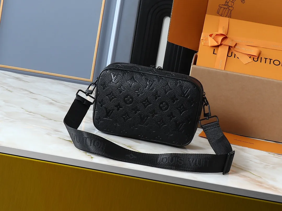 💰260💰Upgraded from the original M31069 M46955 M31014 M31016 nano alpha handbag, the monogram shadow leather is subtly embossed with the monogram pattern, making the compact structure show elegance. Black leather rivets with black floral pattern, two corners wrapped compartments on the front, box bag, camera bag, shoulder bag oo[handshake][handshake] rivet elements are marked with brand imprints, zipper compartments and external patch pockets are convenient for storing daily needs, and the detachable and adjustable leather shoulder strap allows for comfortable carrying. 24 x 16 x 8 cm (length x height x width)