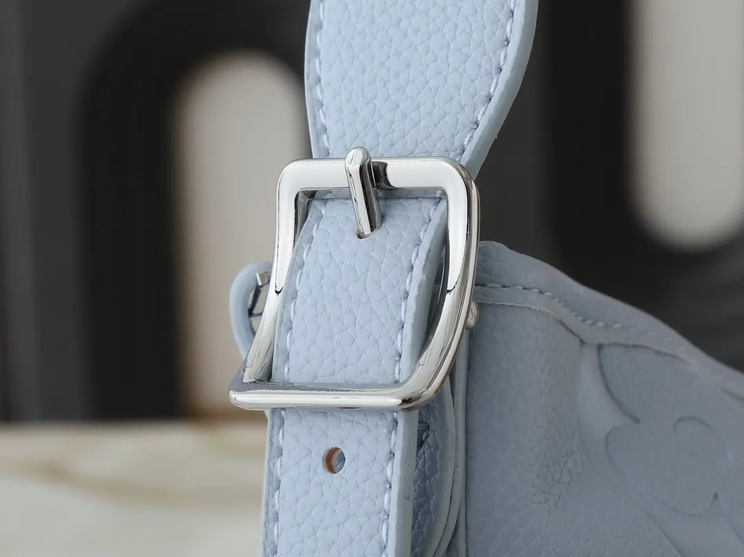 💰240💰Upgraded from the original M24141 M46288 M46293 M46277 M46298 M46203 CarryAll small handbag is made of Mono gram Empreinte embossed leather. It has a generous structure and a neat inner layer. The large inner bag adds functional elements. Comes with a Monogram embossed zipper clutch secured by a leather strap. A personal companion for urban life. Dimensions 29 x 24 x 12 cm (length x height x width)