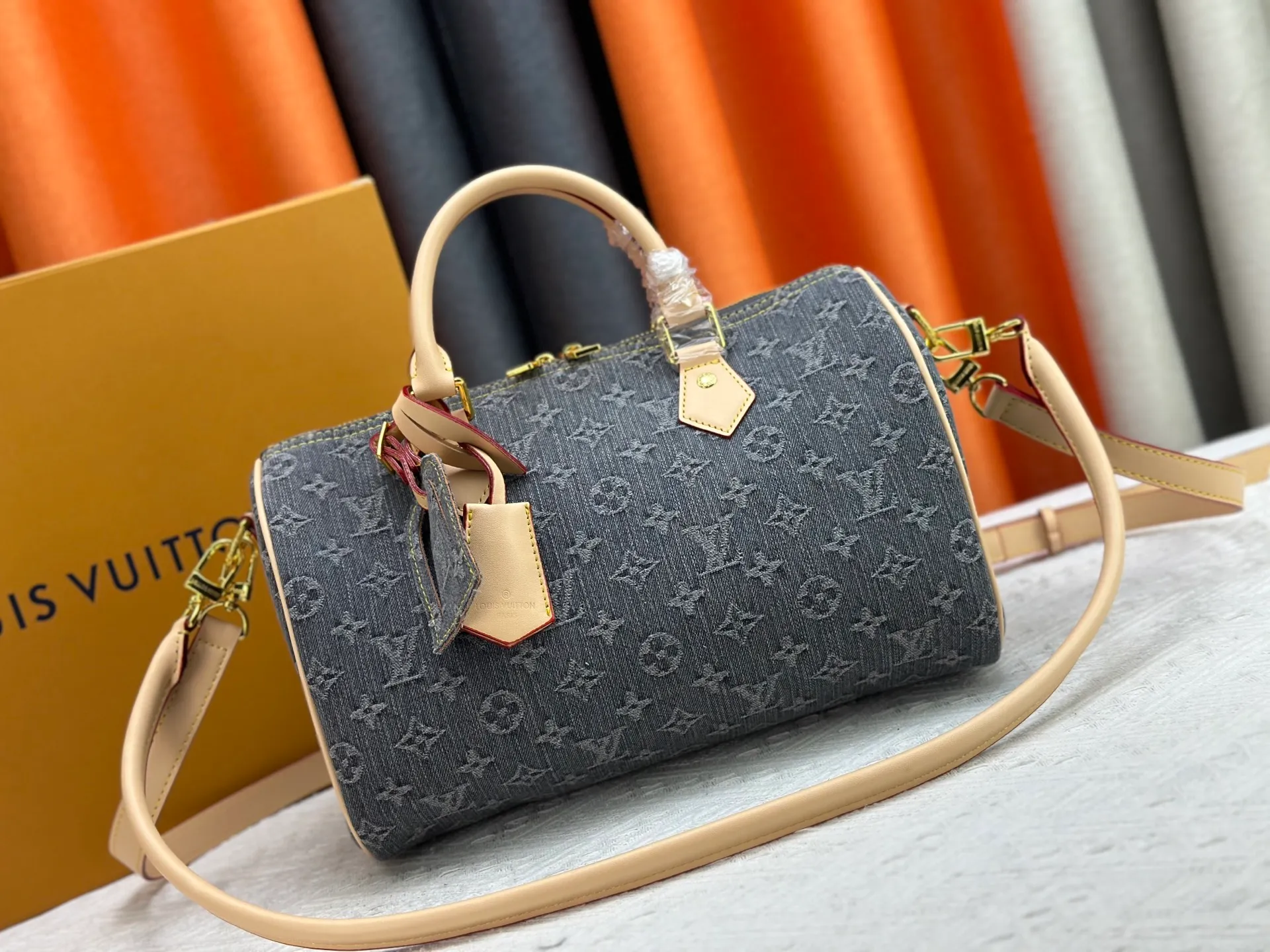 P300 M13443 M40391 Denim denim Louis Vuitton collaborated with Takashi Murakami for the first time and launched the classic "Color Monogram" series, which immediately triggered a trend storm. Based on the denim denim design launched in 2005, cherry elements are integrated into LV's classic Monogram canvas, showing the perfect combination of art and fashion. Size: 30x21x17