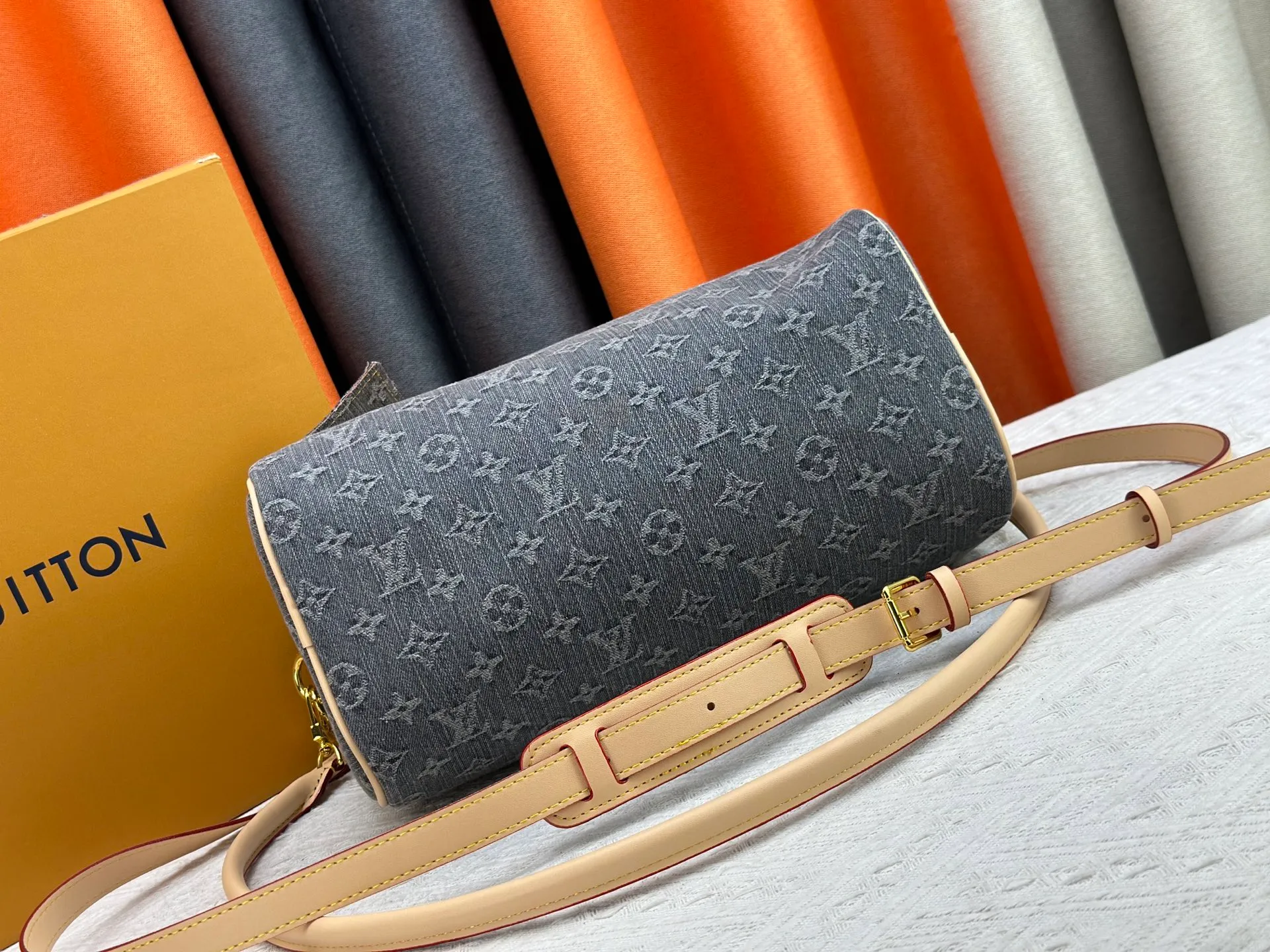 P300 M13443 M40391 Denim denim Louis Vuitton collaborated with Takashi Murakami for the first time and launched the classic "Color Monogram" series, which immediately triggered a trend storm. Based on the denim denim design launched in 2005, cherry elements are integrated into LV's classic Monogram canvas, showing the perfect combination of art and fashion. Size: 30x21x17
