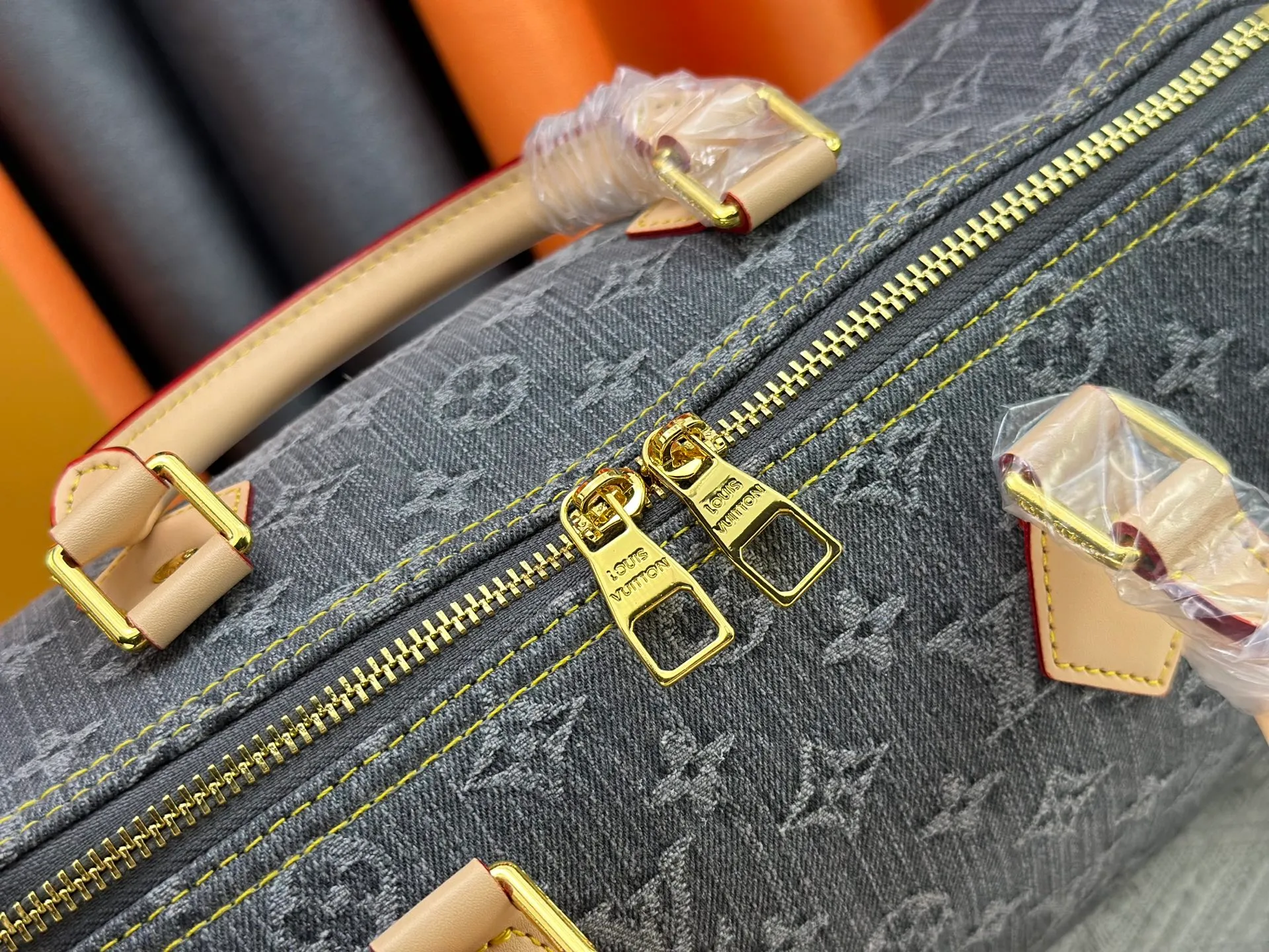 P300 M13443 M40391 Denim denim Louis Vuitton collaborated with Takashi Murakami for the first time and launched the classic "Color Monogram" series, which immediately triggered a trend storm. Based on the denim denim design launched in 2005, cherry elements are integrated into LV's classic Monogram canvas, showing the perfect combination of art and fashion. Size: 30x21x17