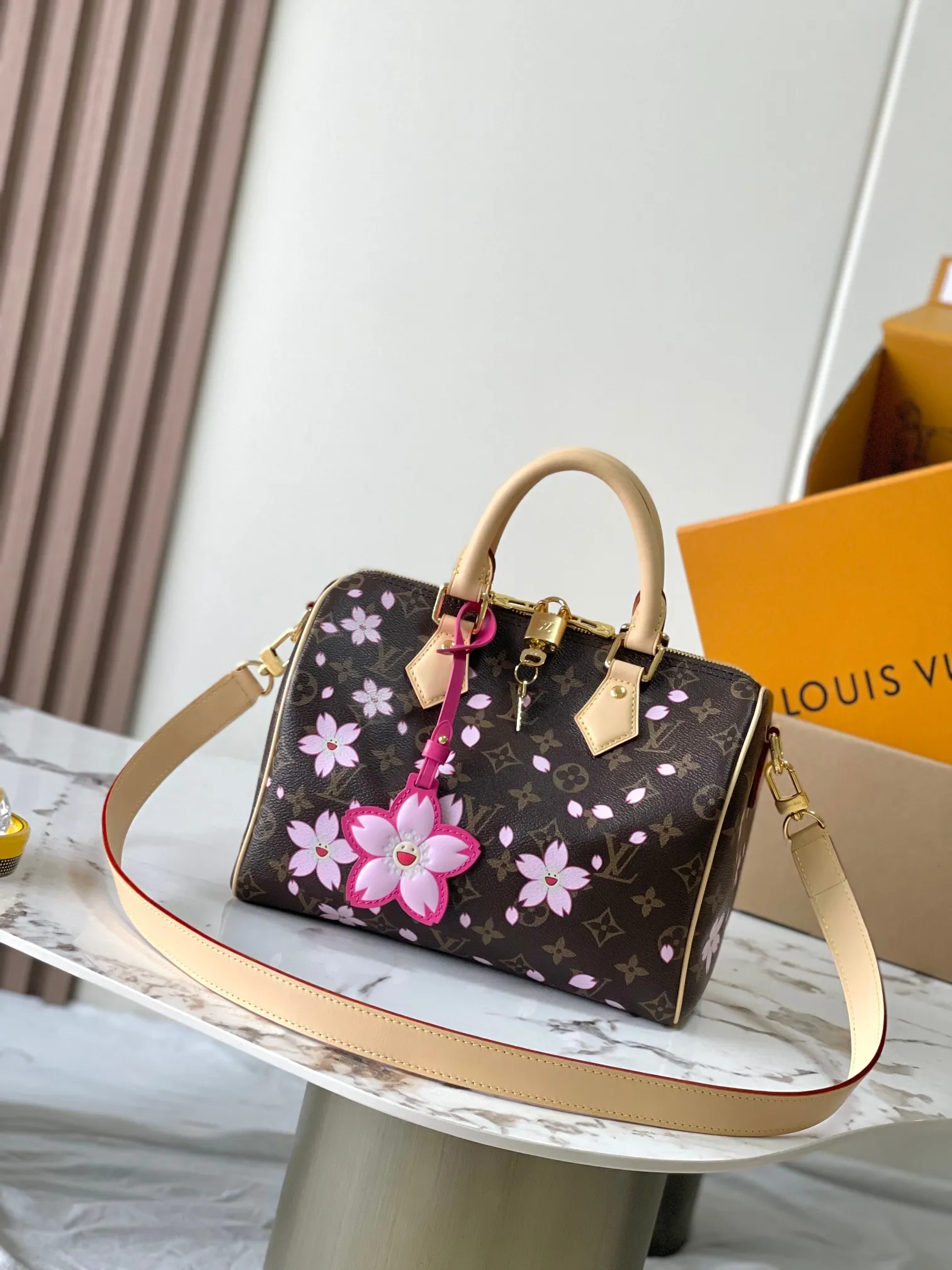 p1940 [Special grade MB original leather] This Speedy Bandoulière 25 handbag Model: M14174 Presbyopia 163C chip version Material: A-grade all-steel hardware, imported original fabric Packaging: Full set of original duty-free MB packaging Dimensions: 19 x 15 x 25 cm
