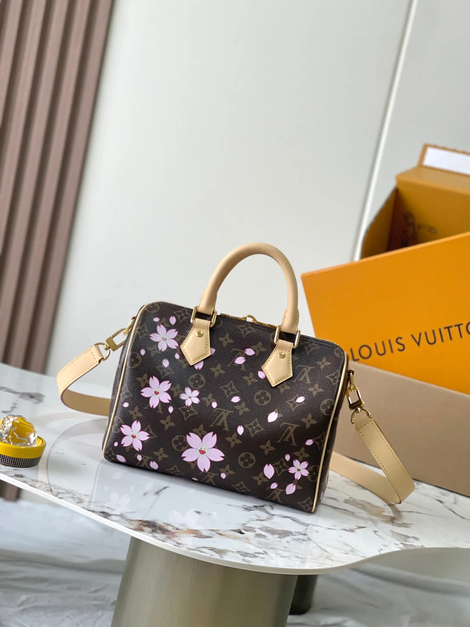 p1940 [Special grade MB original leather] This Speedy Bandoulière 25 handbag Model: M14174 Presbyopia 163C chip version Material: A-grade all-steel hardware, imported original fabric Packaging: Full set of original duty-free MB packaging Dimensions: 19 x 15 x 25 cm