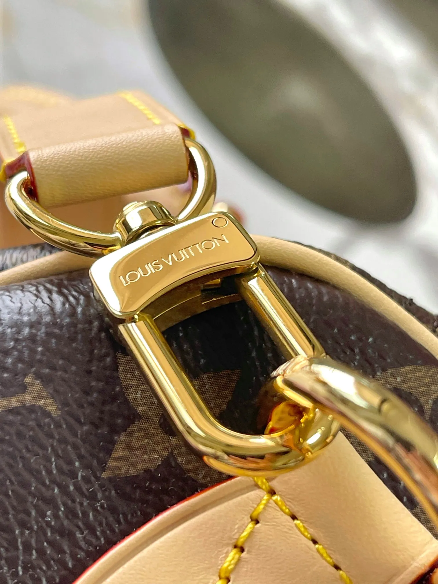 p1940 [Special grade MB original leather] This Speedy Bandoulière 25 handbag Model: M14174 Presbyopia 163C chip version Material: A-grade all-steel hardware, imported original fabric Packaging: Full set of original duty-free MB packaging Dimensions: 19 x 15 x 25 cm