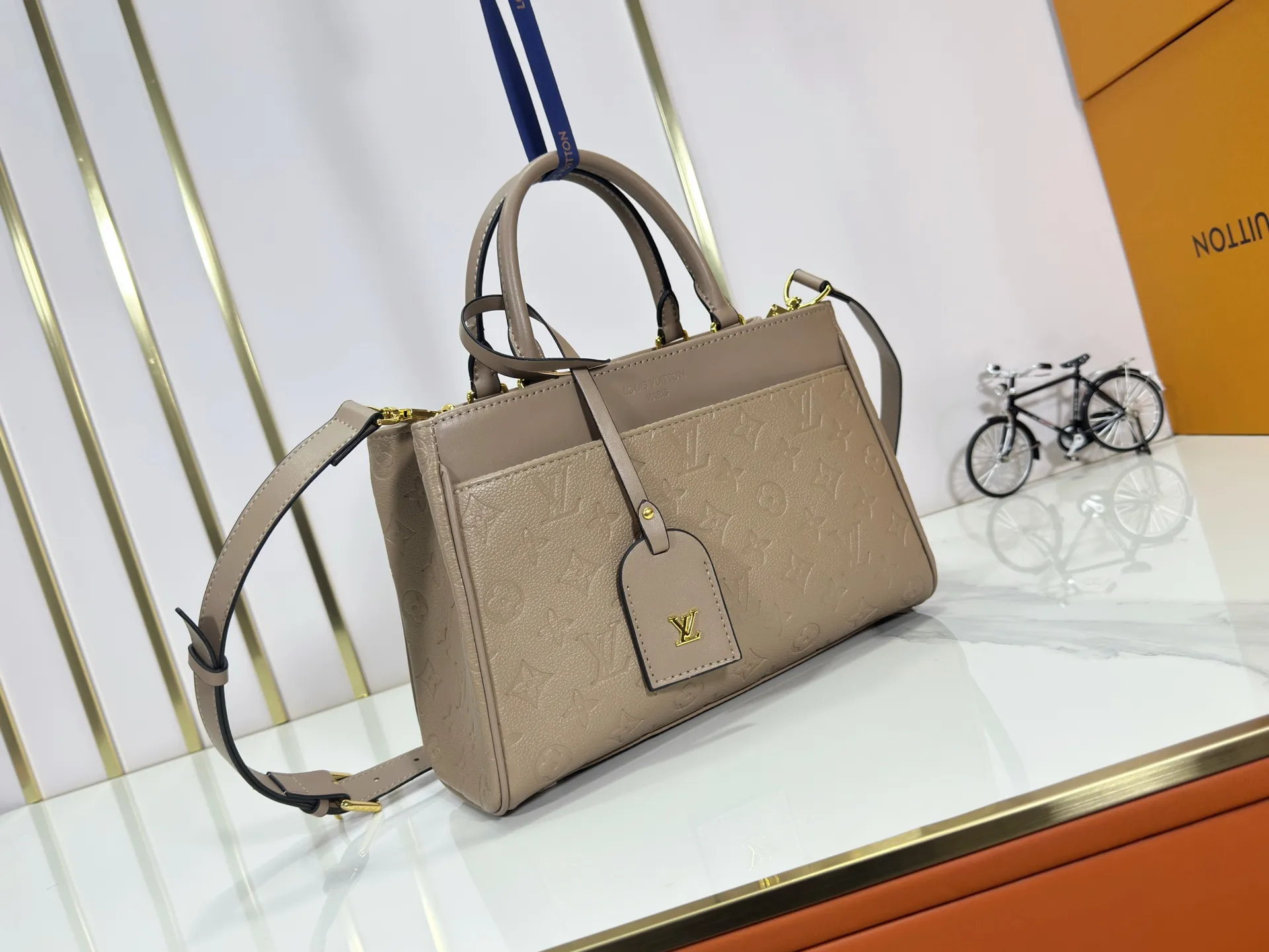 P260 upgraded original M25575 M25577 M15231 City Avenue PM (Avenue PM) combines functionality with elegant silhouette for a fashionable urban lifestyle. A piece that adds a touch of elegance to both everyday and evening looks. A modern tote bag inspired by the elegant streets of Paris. The signature Monogram prefixed leather material is decorated with name patterns and gold hardware design. Fold the handle inside to create a cross-shaped messenger bag. Dimensions: 30 x 19.5 x 12 cm (length x height x width)