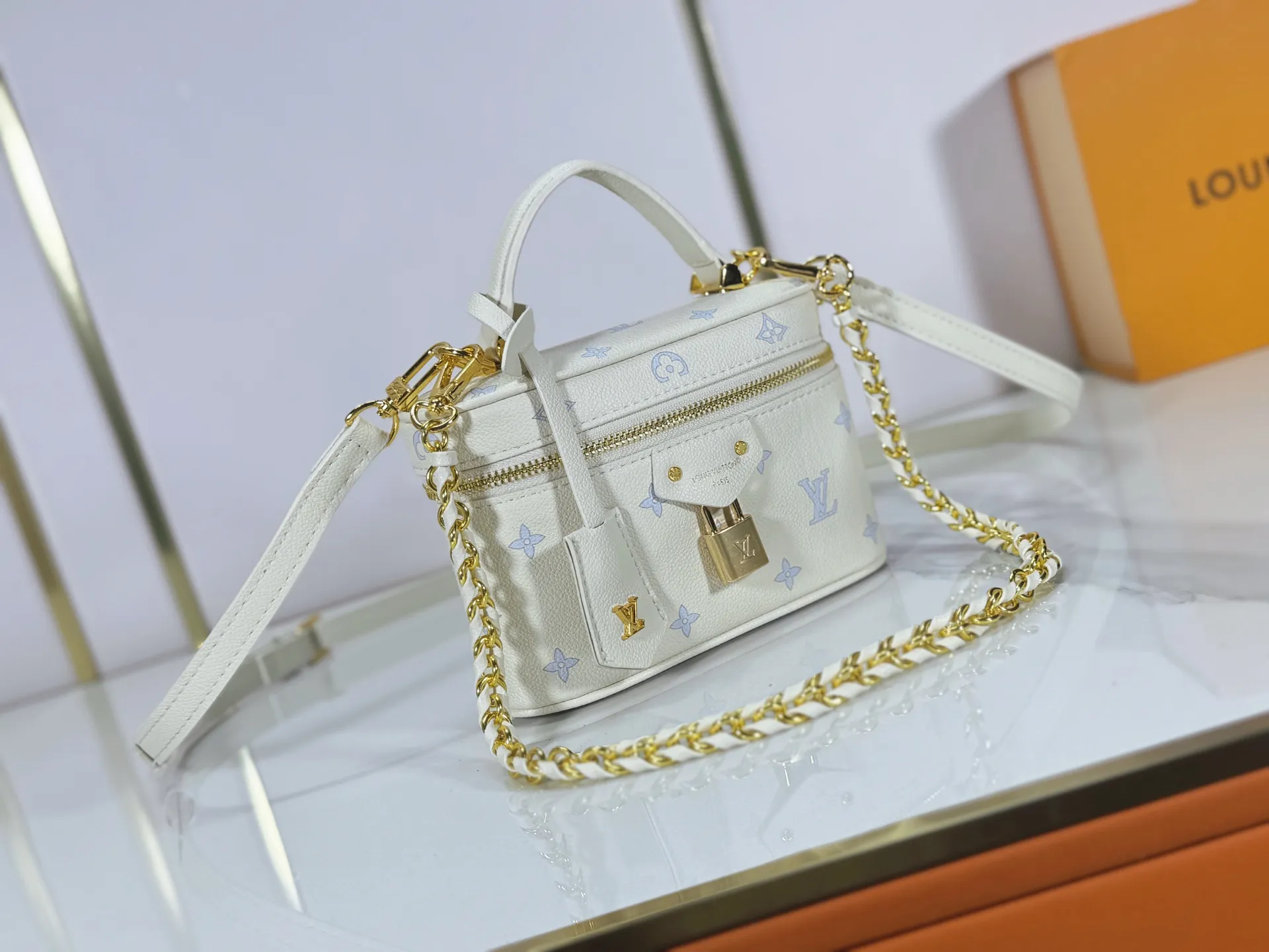P240 M27744 M85911 M85820 M47125 Ostrich leather Vanity Chain Pouch is inspired by traditional cosmetic boxes and embodies the spirit of travel. This refined, slim bag is trimmed with goatskin trim on the top handle and features a removable braided chain. It is known for its rich collection of iconic details, including LV engraved padlocks and ostrich leather key bells. size：19x11x.5x6.5cm