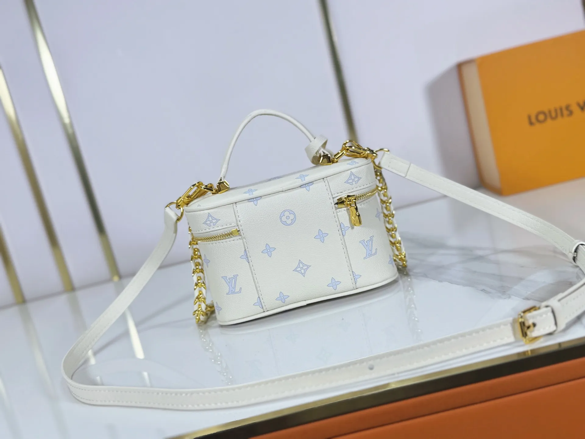 P240 M27744 M85911 M85820 M47125 Ostrich leather Vanity Chain Pouch is inspired by traditional cosmetic boxes and embodies the spirit of travel. This refined, slim bag is trimmed with goatskin trim on the top handle and features a removable braided chain. It is known for its rich collection of iconic details, including LV engraved padlocks and ostrich leather key bells. size：19x11x.5x6.5cm