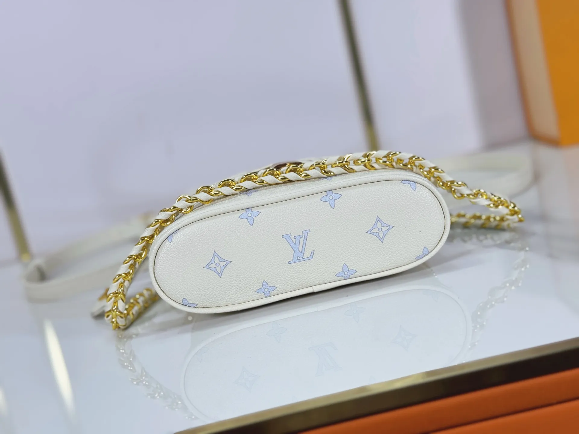 P240 M27744 M85911 M85820 M47125 Ostrich leather Vanity Chain Pouch is inspired by traditional cosmetic boxes and embodies the spirit of travel. This refined, slim bag is trimmed with goatskin trim on the top handle and features a removable braided chain. It is known for its rich collection of iconic details, including LV engraved padlocks and ostrich leather key bells. size：19x11x.5x6.5cm