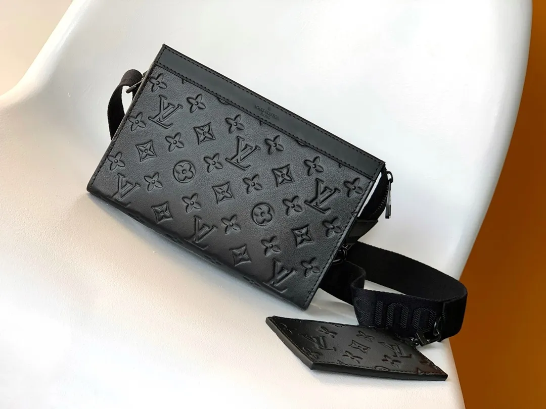 Factory price 620 chip version, M81125 embossed black, M81115 top original order. The Gaston Wearable Wallet handbag was born out of the Louis Vuitton Pochette Voyage clutch. It is cut into a suitable size with Monogram Shadow leather and can accommodate mobile phones and other travel needs. The removable and adjustable shoulder strap features a removable card holder, ideal for holding contactless payment devices or transit cards. 22.0 x 14.5 x 4.5 cm (L x H x W) • Monogram Shadow cow leather • Textile lining • Cow leather trim • Metal hardware