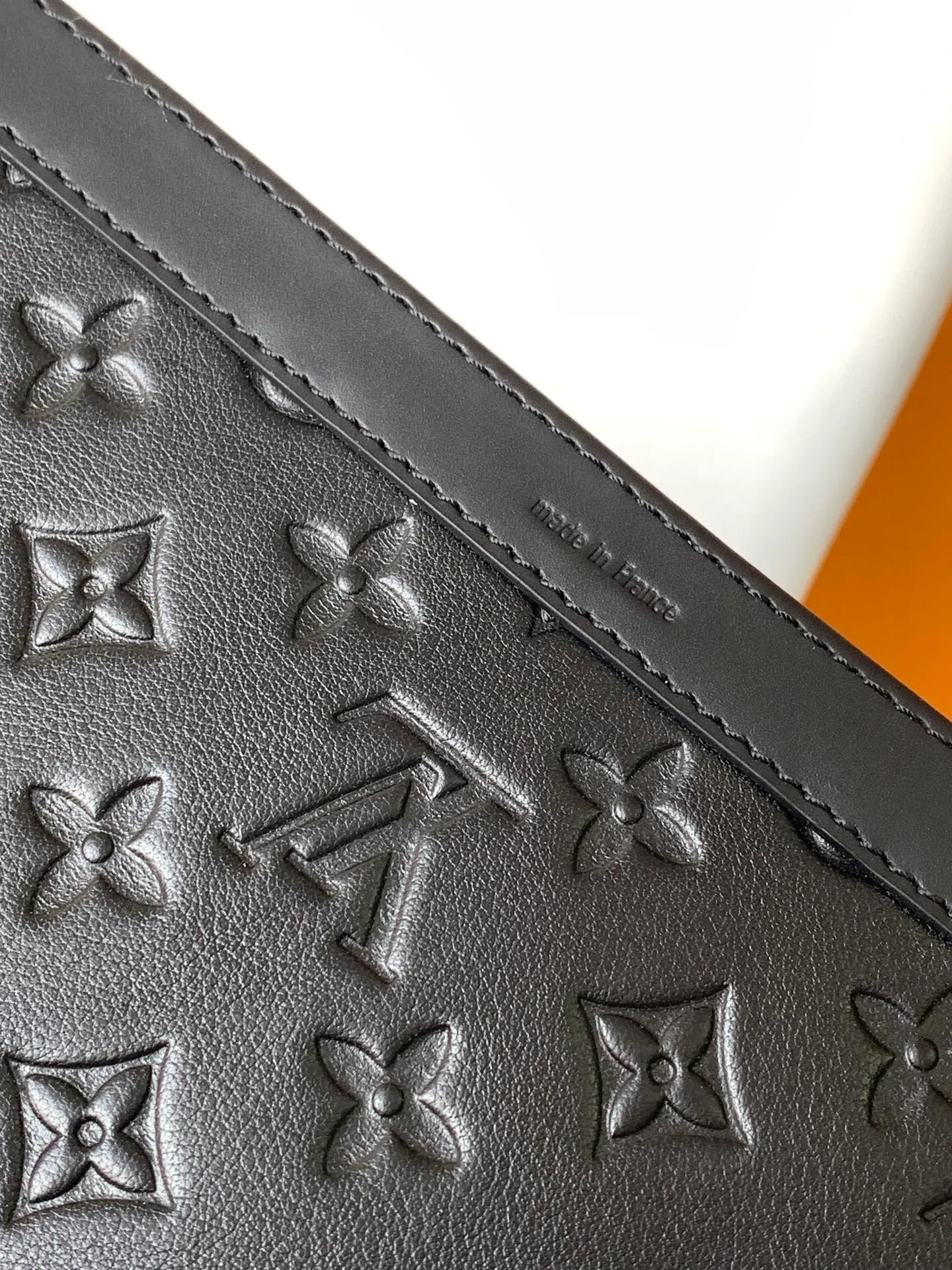 Factory price 620 chip version, M81125 embossed black, M81115 top original order. The Gaston Wearable Wallet handbag was born out of the Louis Vuitton Pochette Voyage clutch. It is cut into a suitable size with Monogram Shadow leather and can accommodate mobile phones and other travel needs. The removable and adjustable shoulder strap features a removable card holder, ideal for holding contactless payment devices or transit cards. 22.0 x 14.5 x 4.5 cm (L x H x W) • Monogram Shadow cow leather • Textile lining • Cow leather trim • Metal hardware