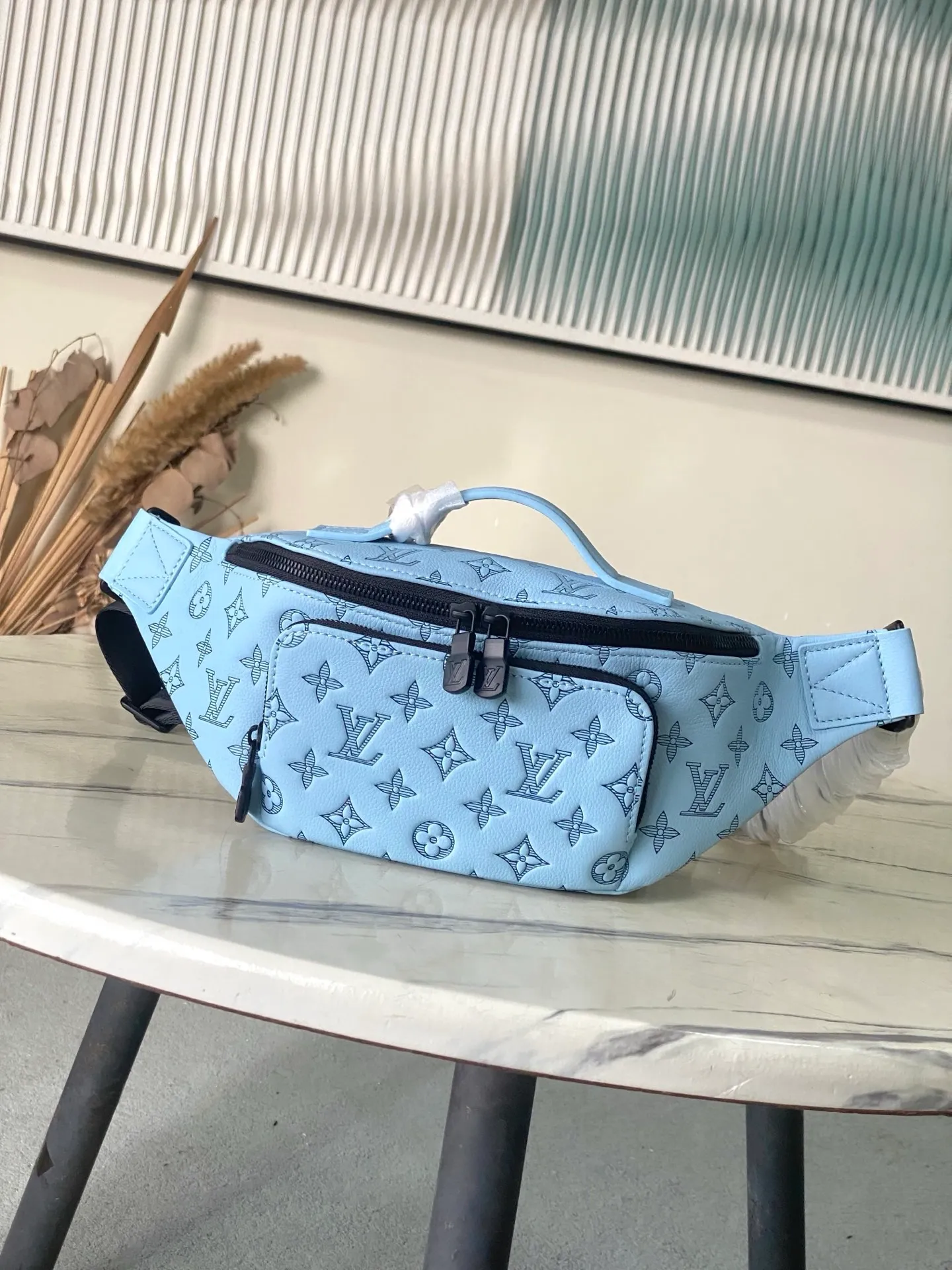 💰1160 (top-grain leather) Top-quality original order M14782 This Rush waist bag is made of Monogram Shadow embossed cow leather with a matte texture, and uses handsome tones to create a dynamic charm. Use the adjustable shoulder strap to switch between waist, shoulder and cross-body wear. 15 x 8 x 30 cm (height x width x length)