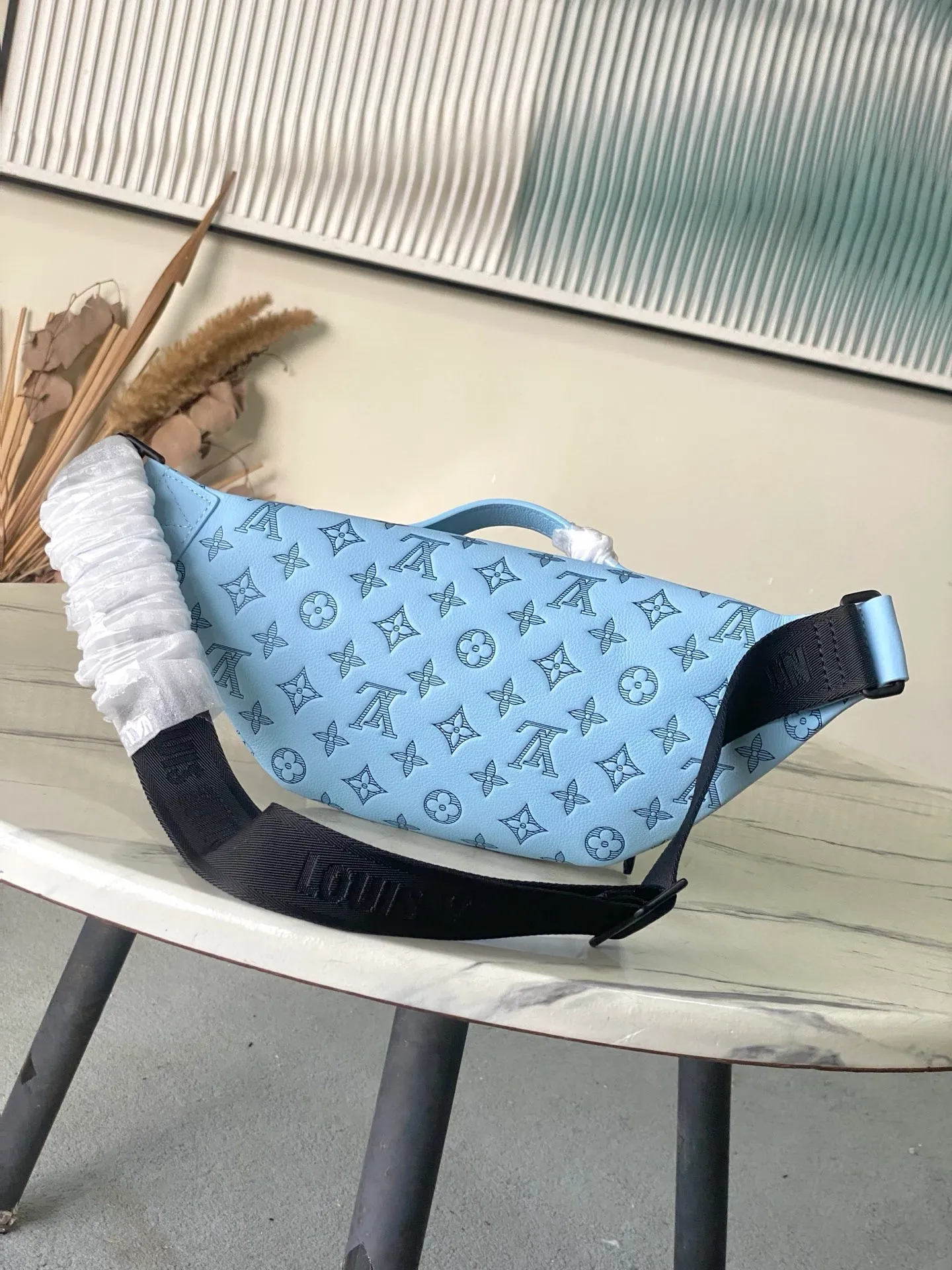 💰1160 (top-grain leather) Top-quality original order M14782 This Rush waist bag is made of Monogram Shadow embossed cow leather with a matte texture, and uses handsome tones to create a dynamic charm. Use the adjustable shoulder strap to switch between waist, shoulder and cross-body wear. 15 x 8 x 30 cm (height x width x length)
