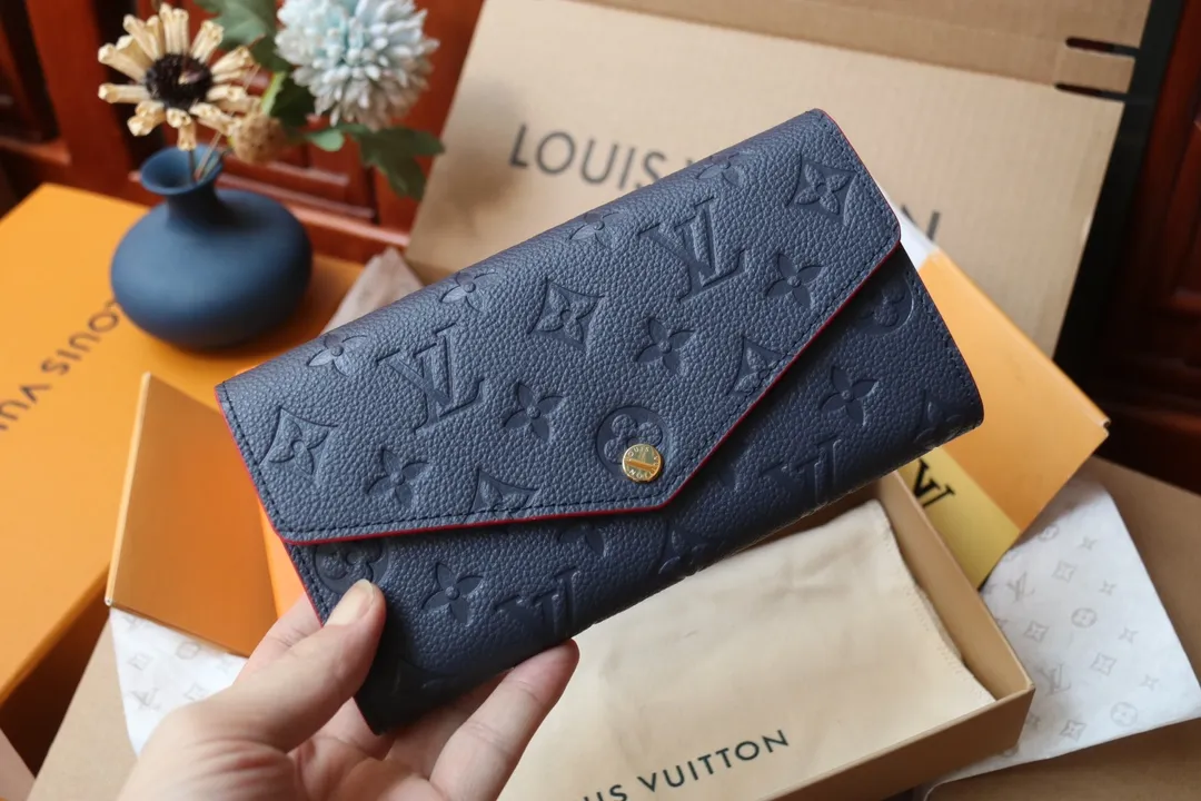 M82257 embossed P540 The embossed processing of Louis Vuitton's iconic Monogram pattern is very beautiful, and the "Portefeuille Sara" using Monogram Unplant leather is used. Opening the envelope-shaped flip cover reveals functional interior features such as multiple card slots and a zippered coin pocket. Size: 19 10.5 2