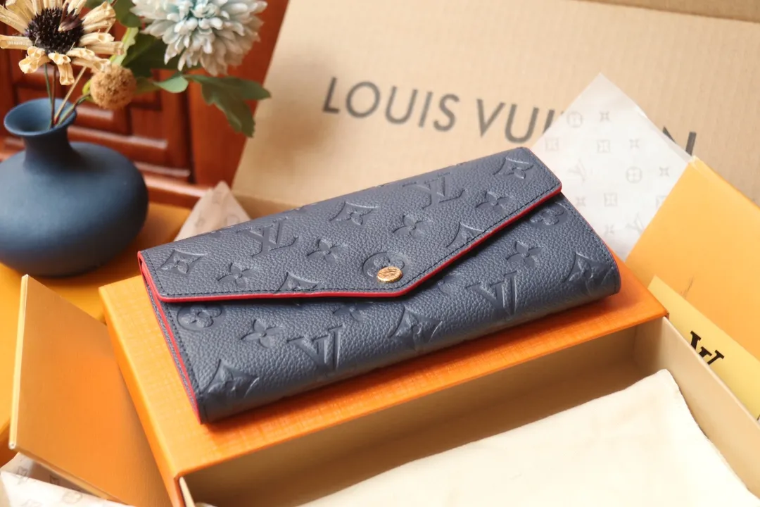 M82257 embossed P540 The embossed processing of Louis Vuitton's iconic Monogram pattern is very beautiful, and the "Portefeuille Sara" using Monogram Unplant leather is used. Opening the envelope-shaped flip cover reveals functional interior features such as multiple card slots and a zippered coin pocket. Size: 19 10.5 2