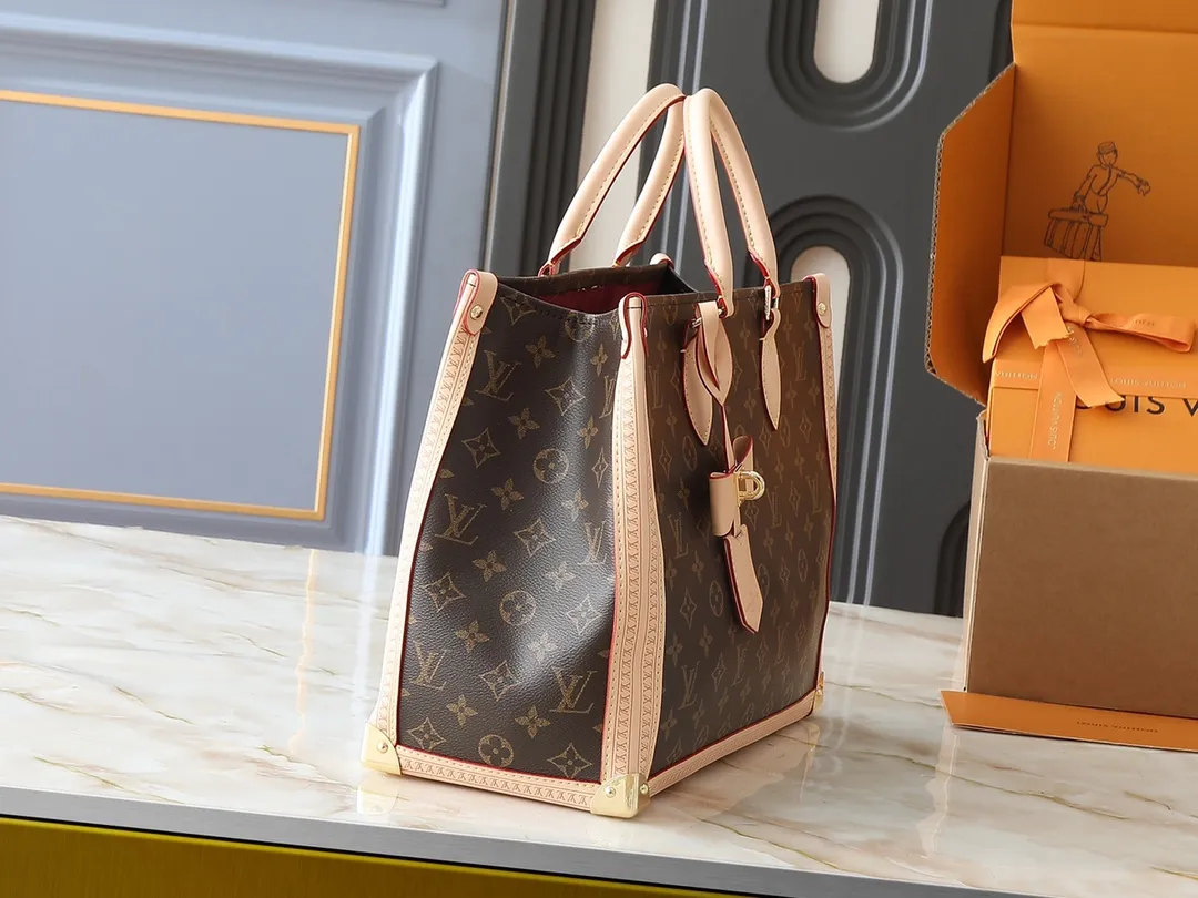 💰320💰The upgraded original M13079 Louis Vuitton x Takashi Murakami reissue series interprets the OnTheGo medium handbag in a smart way. The colorful Monogram canvas body, cowhide leather trim and LV x TM key bag highlight the sophisticated style. The shiny corners recall the design of traditional Louis Vuitton luggage, and the shoulder strap and top handle allow for multiple carrying methods. Dimensions: 35.0 x 27.0 x 14.0 cm (length x height x width)